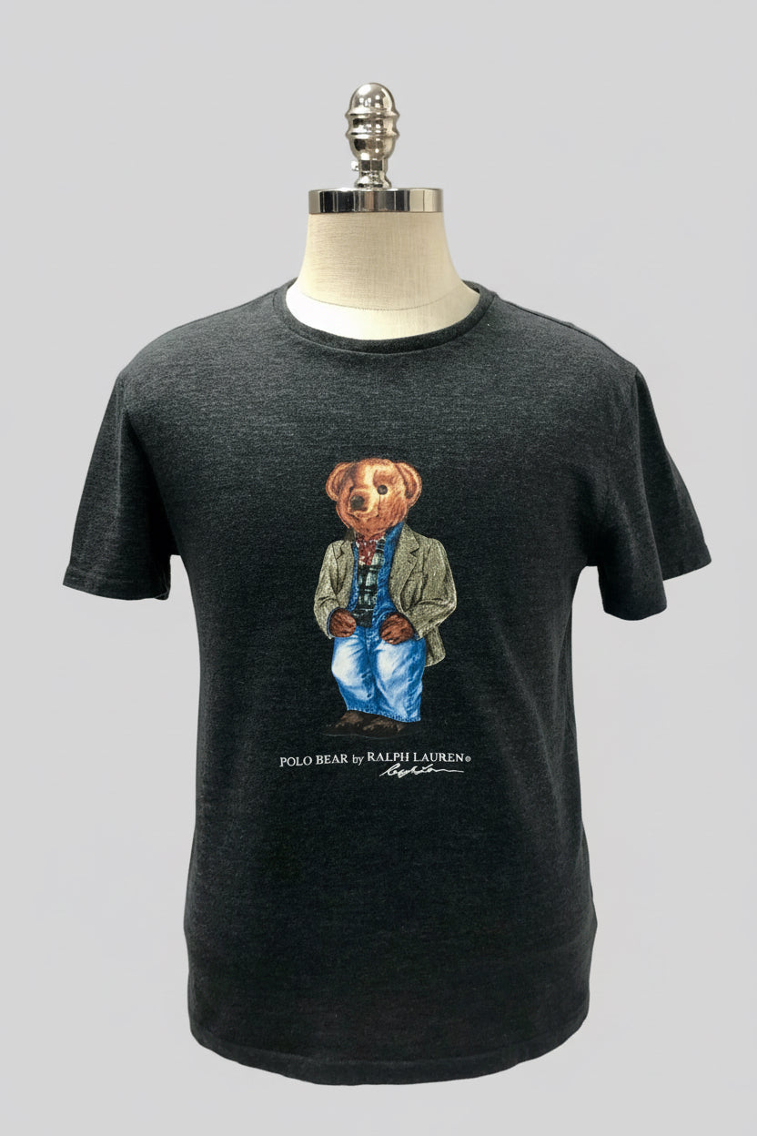 Camiseta cuello redondo Polo Ralph Lauren 🏇🏼 Color gris oscuro con diseño de polo bear Talla M Entalle Regular