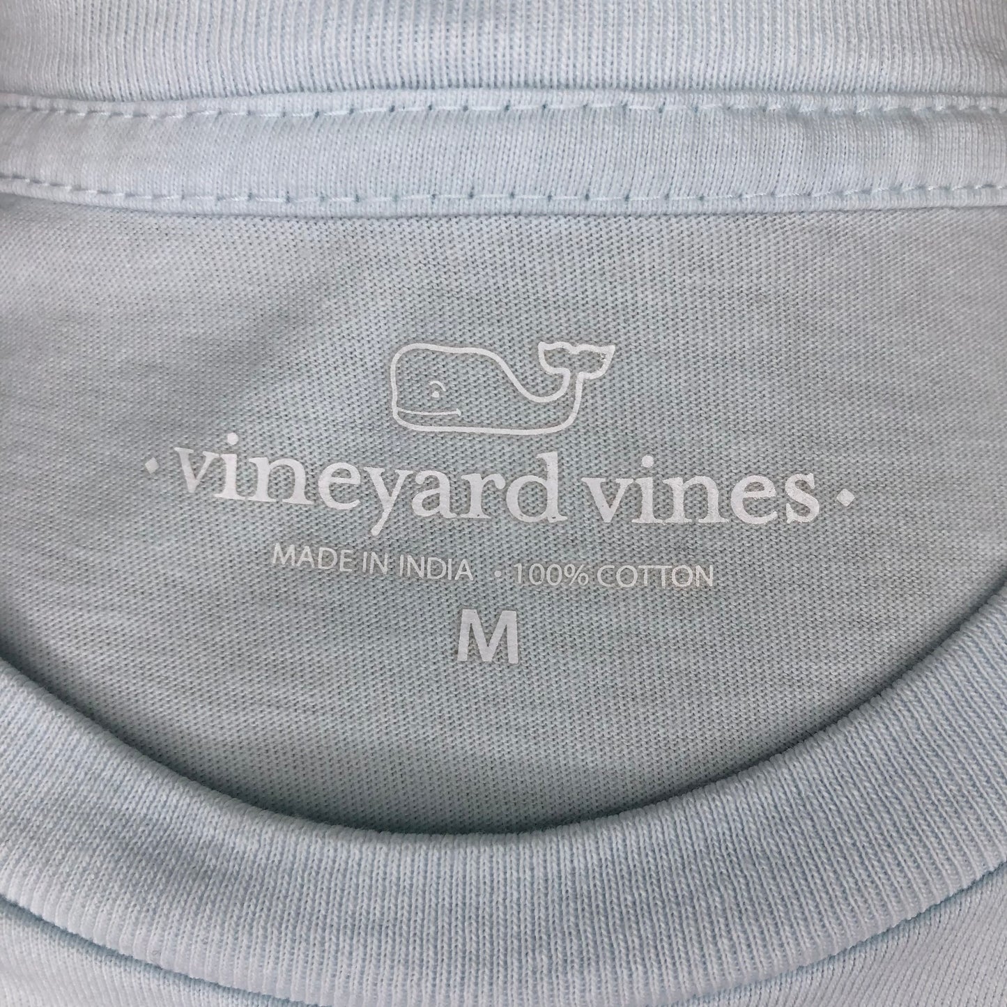 Camiseta cuello redondo Vineyard Vines 🐳 color celeste claro con Diseño de Paraguas en bolsillo Talla Medium