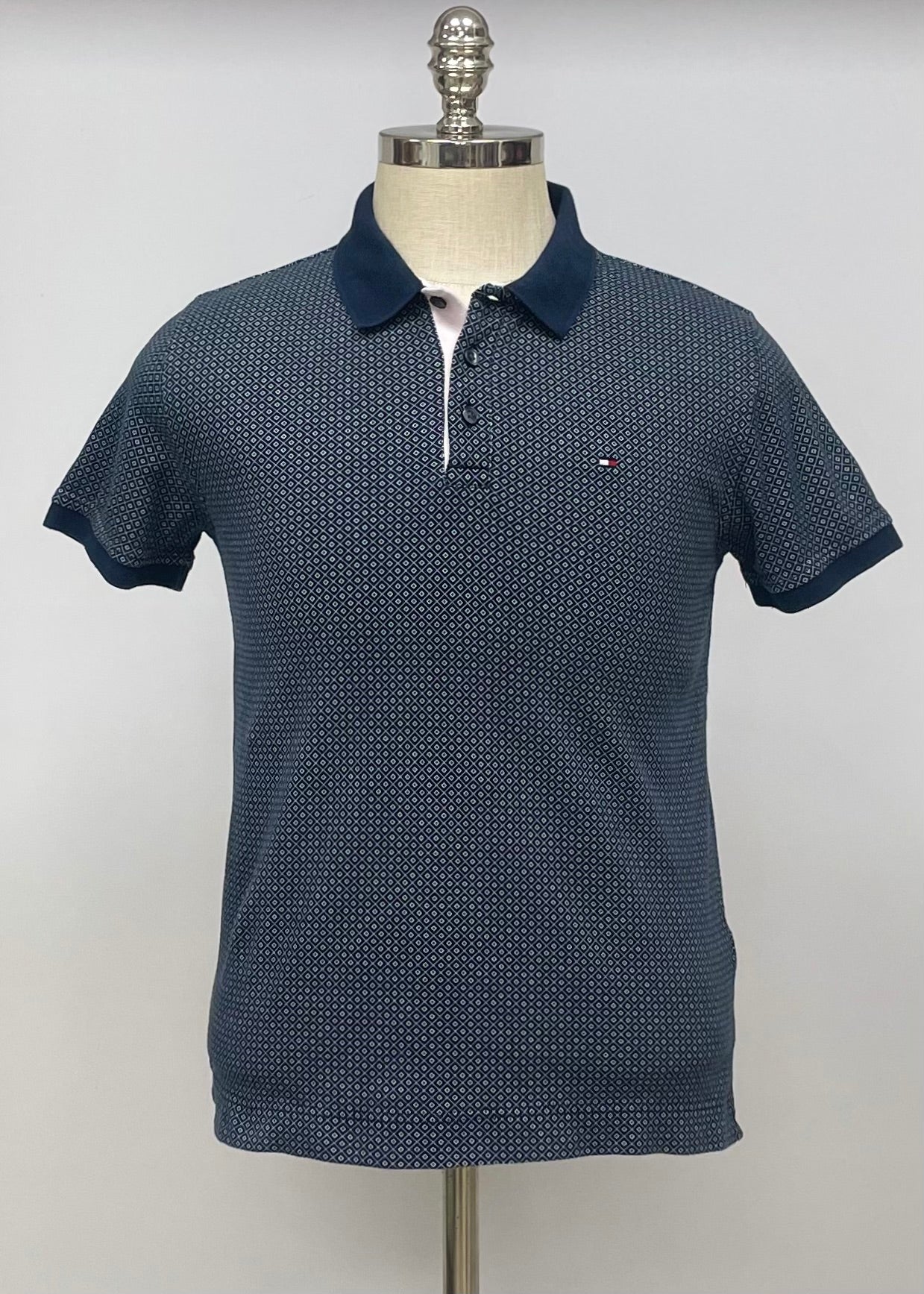 Camiseta Polo Tommy Hilfiger 🇺🇸 color azul navy con diseño de tríptico en color blanco Talla M Slim Fit