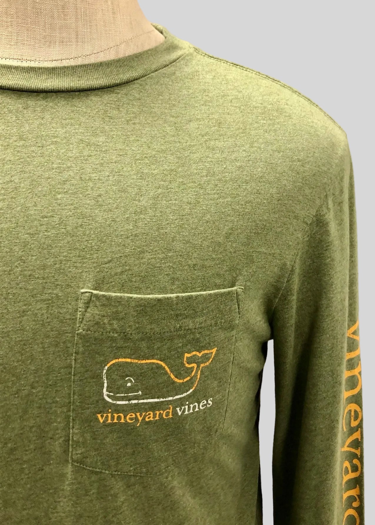 Camiseta cuello redondo Vineyard Vines 🐳 color verde oliva con logo de ballena Talla S