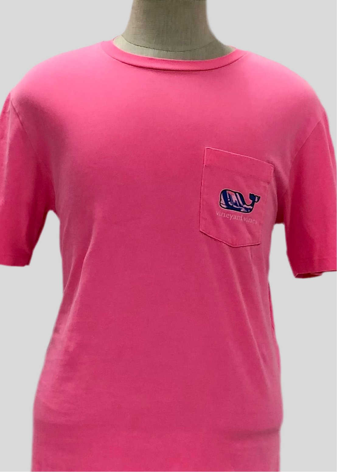 Camiseta de bolsillo Vineyard Vines 🐳 color rosado neon con Diseño de ballena en azul y blanco Talla M