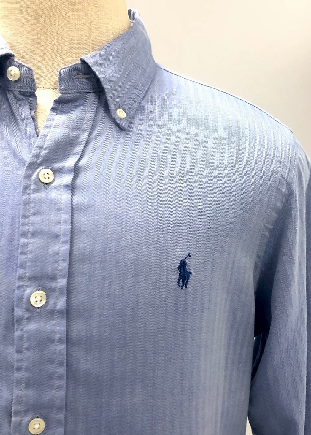 Camisa de botones Polo Ralph Lauren 🏇🏼 con finas rayas en color azul Talla M Entalle Clásico