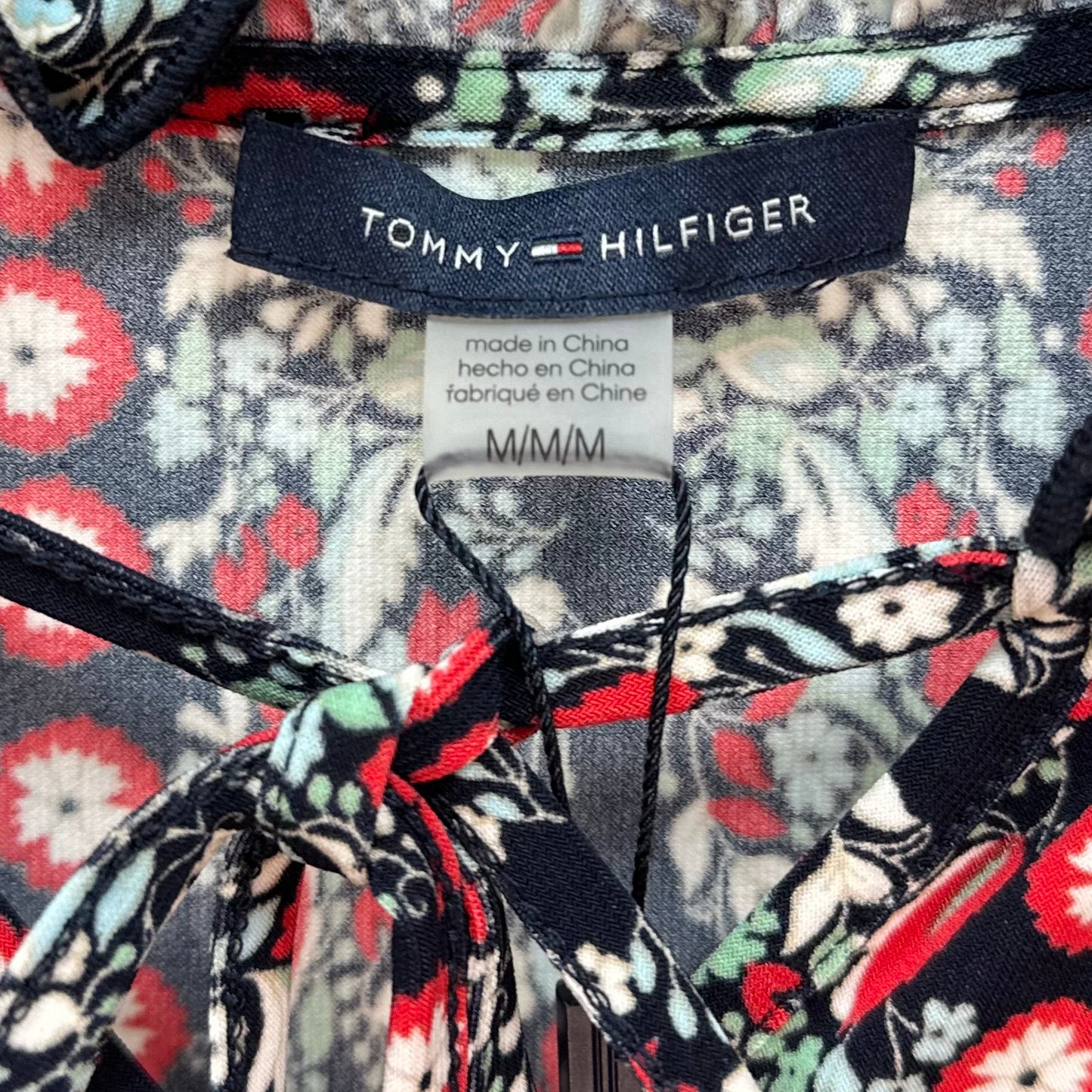 Blusa de mujer Tommy Hilfiger 🇺🇸 con patrón de flores en color rojo, verde, negro y blanco Talla M Entalle Regular