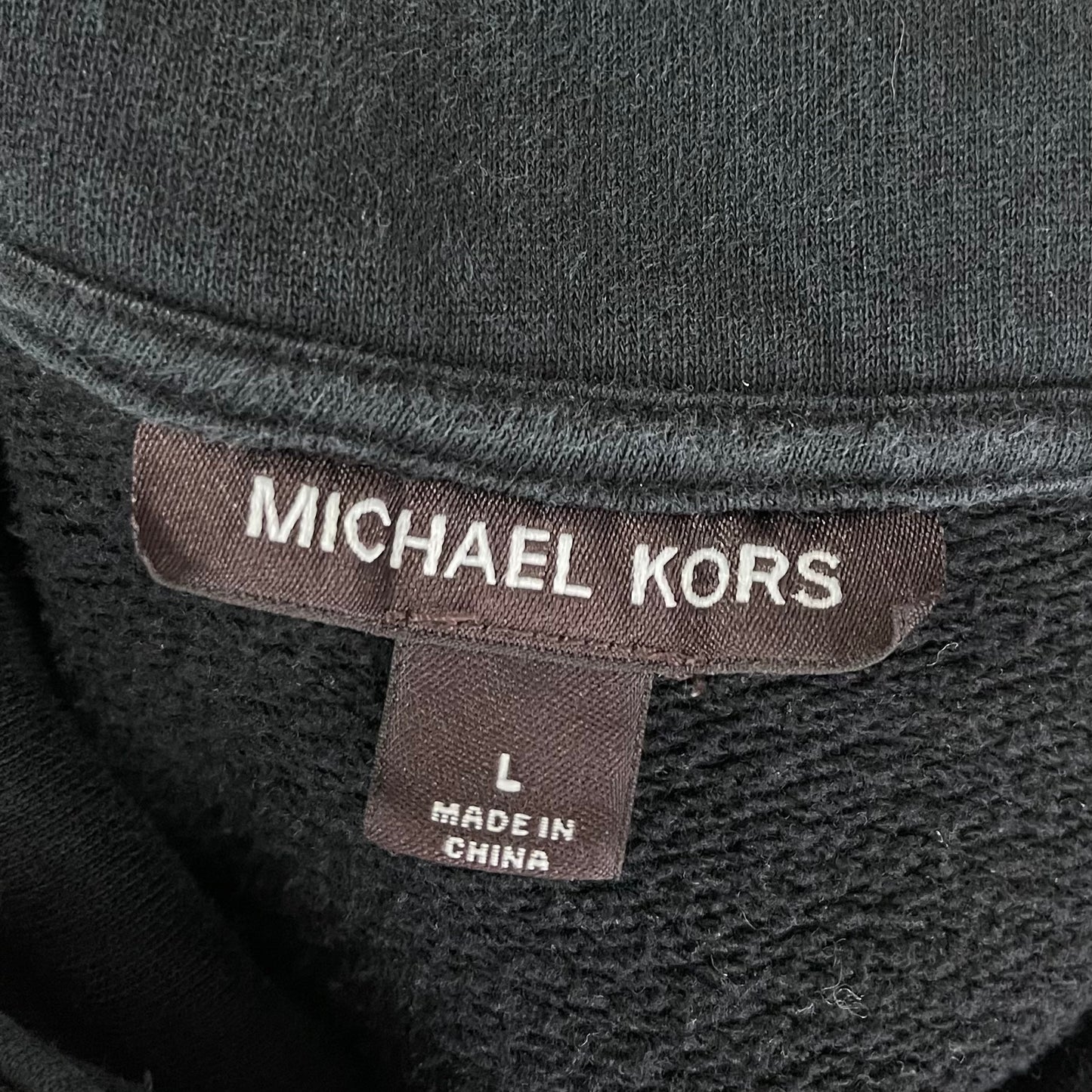 Sueter Jersey Michael Kors color negro con logo dorado en mangas Talla L