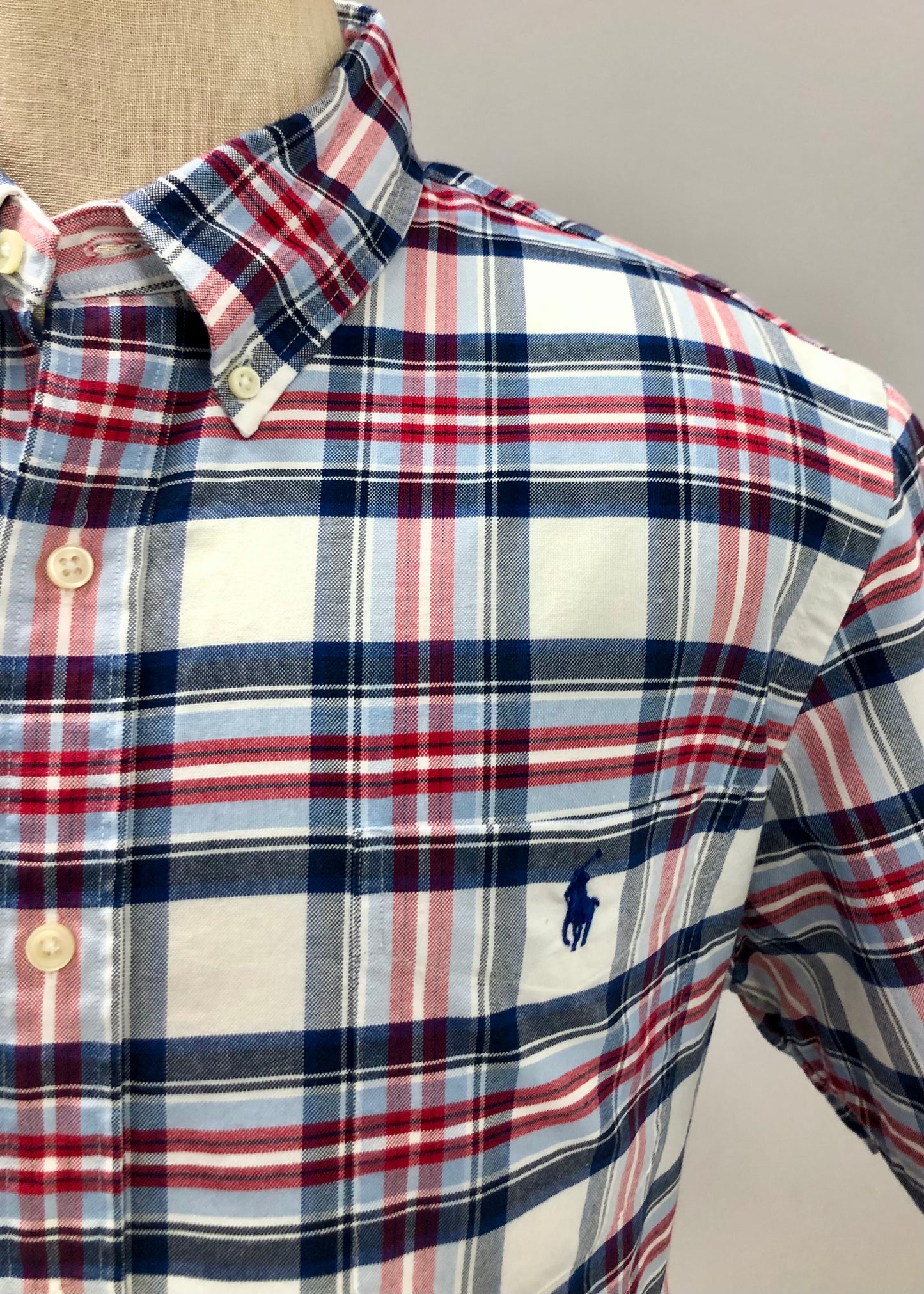 Camisa Polo Ralph Lauren 🏇🏼 Color blanco con patron de cuadros tartán azul y rojo Talla 4XL Entalle Regular