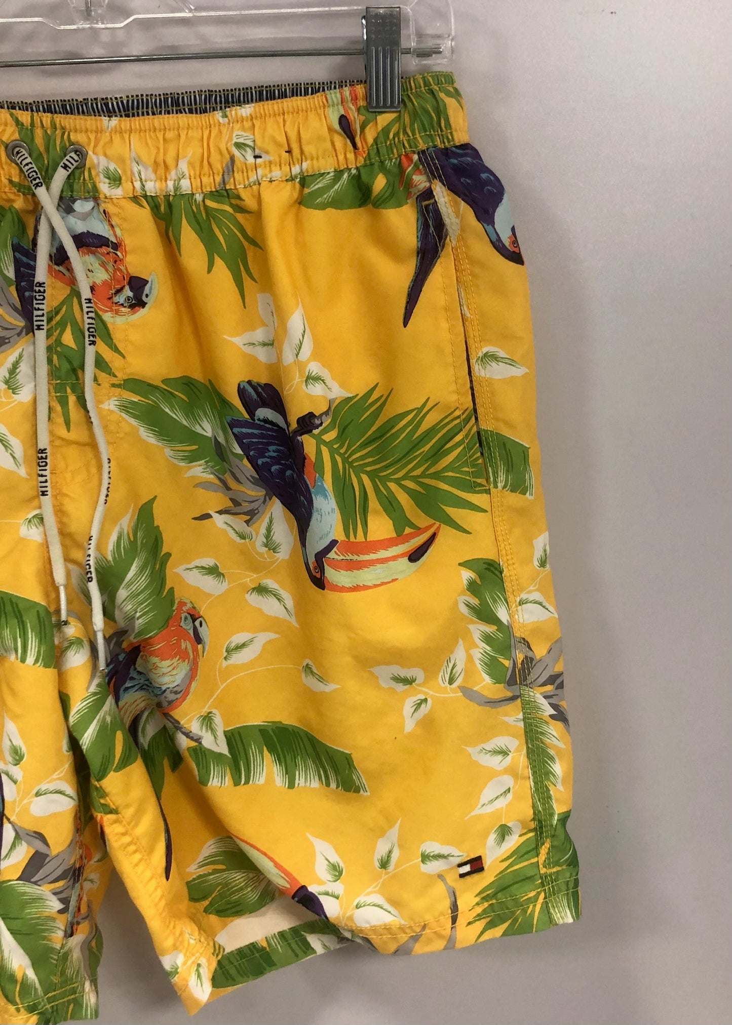 Shorts de baño Tommy Hilfiger 🇺🇸 en color amarillo con diseño de tropical talla M