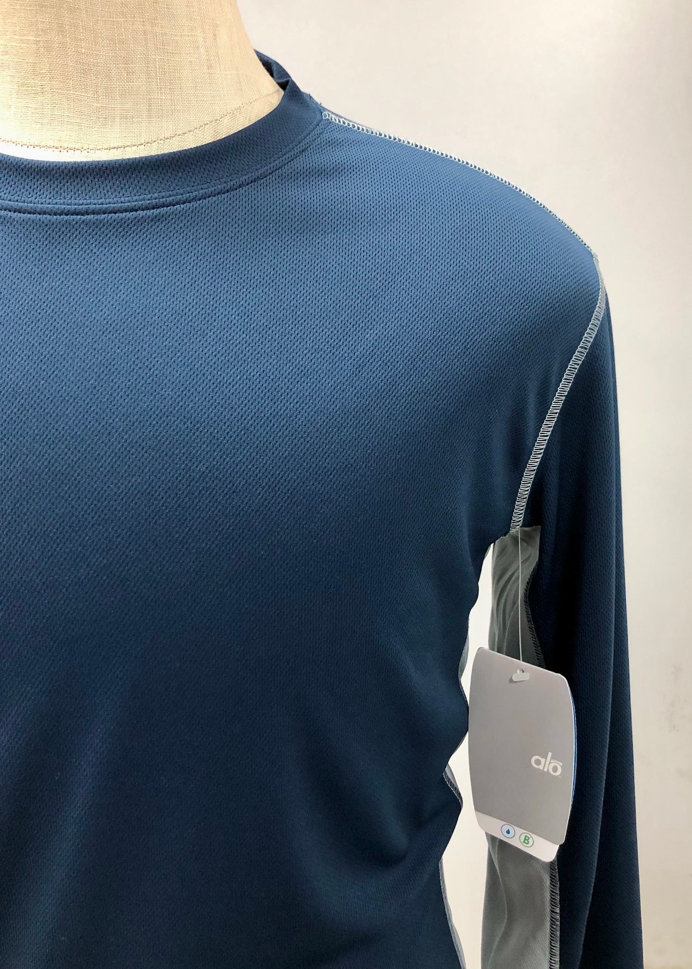 Camiseta de entrenamiento cuello redondo Alo 🧘 color azul navy y gris manga larga Talla M