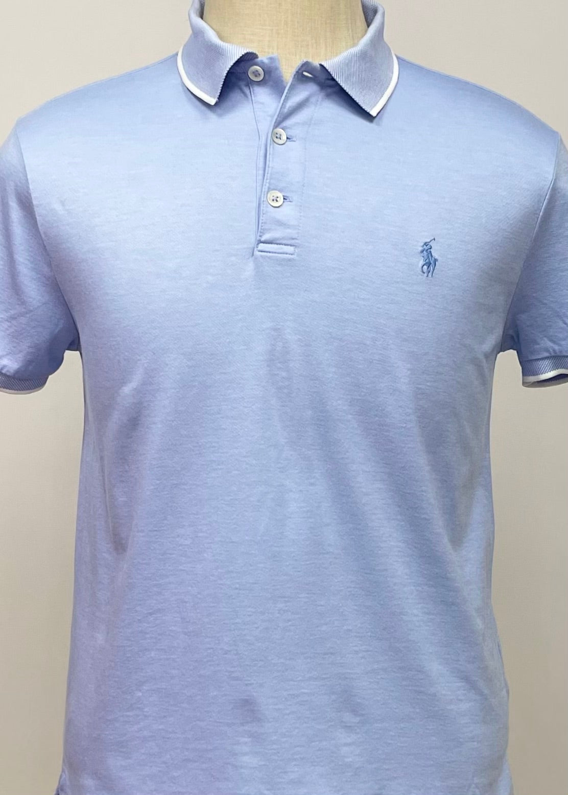 Camiseta Polo Ralph Lauren 🏇🏼 color celeste con diseño de cuello y manga en blanco Talla M Custom Slim Fit