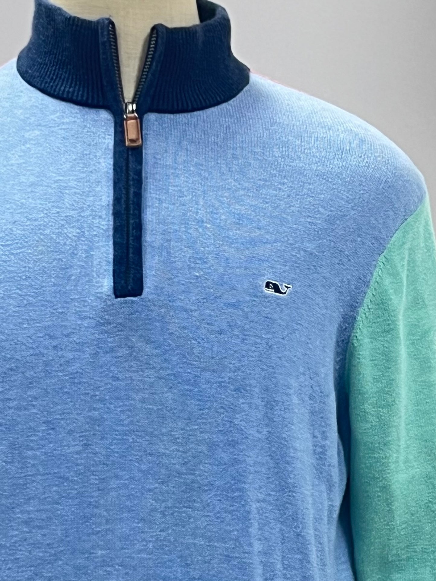 Sueter Jersey Vineyard Vines 🐳 multicolor celeste, verde y rojo con logo tradicional Tela algodón Pima Talla M
