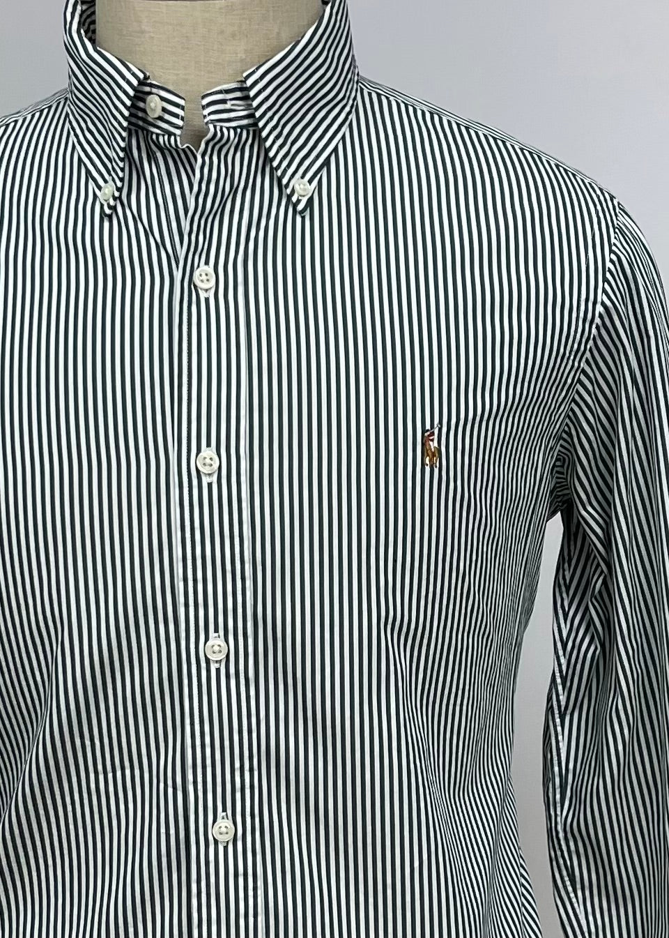 Camisa Polo Ralph Lauren 🏇🏼 con patrón de rayas en verde oscuro y blanco Talla M Entalle Regular