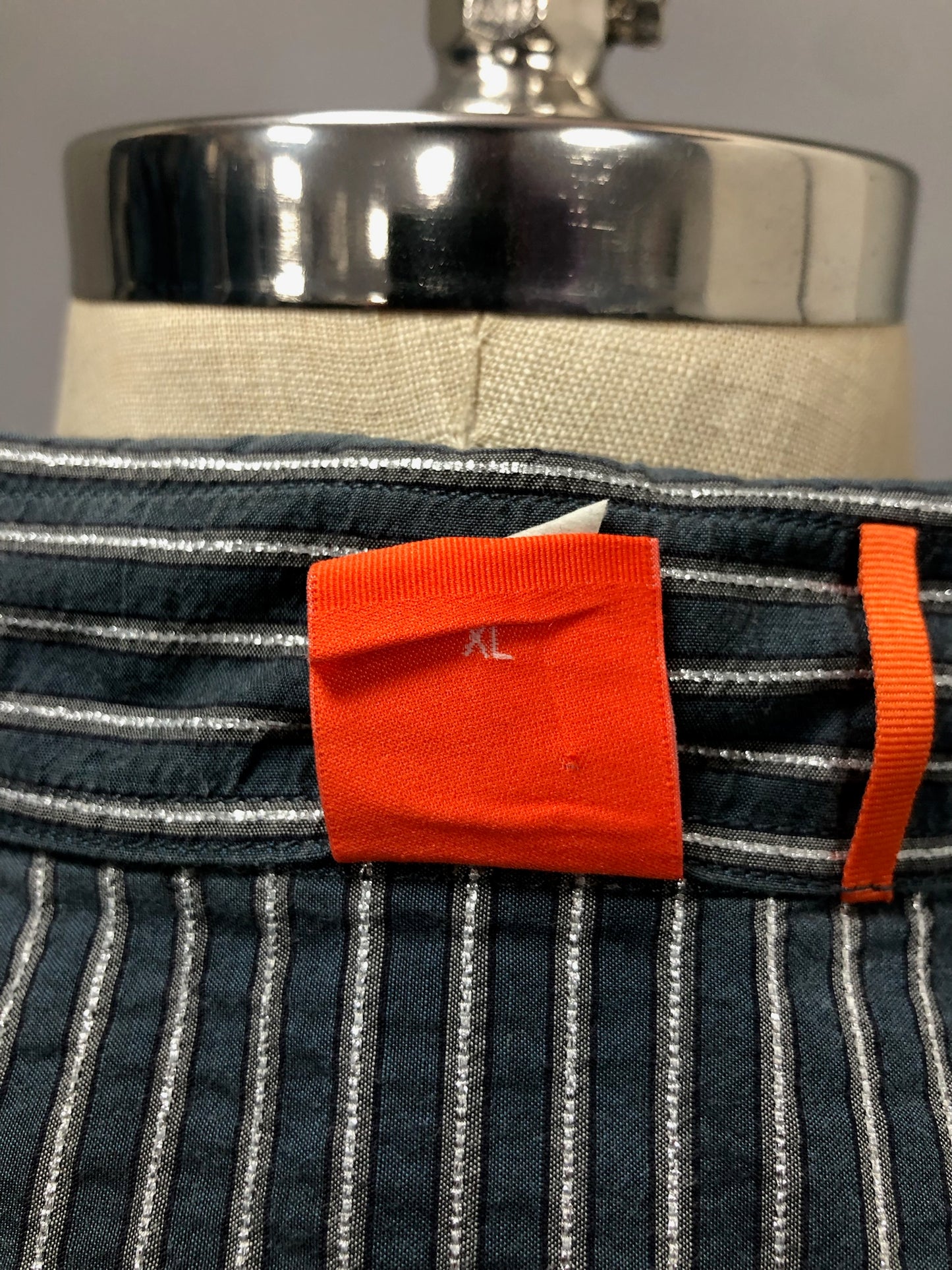 Camisa de botones Hugo Boss 🇩🇪 con patron de rayas en negro y blanco Talla L Entalle Regular