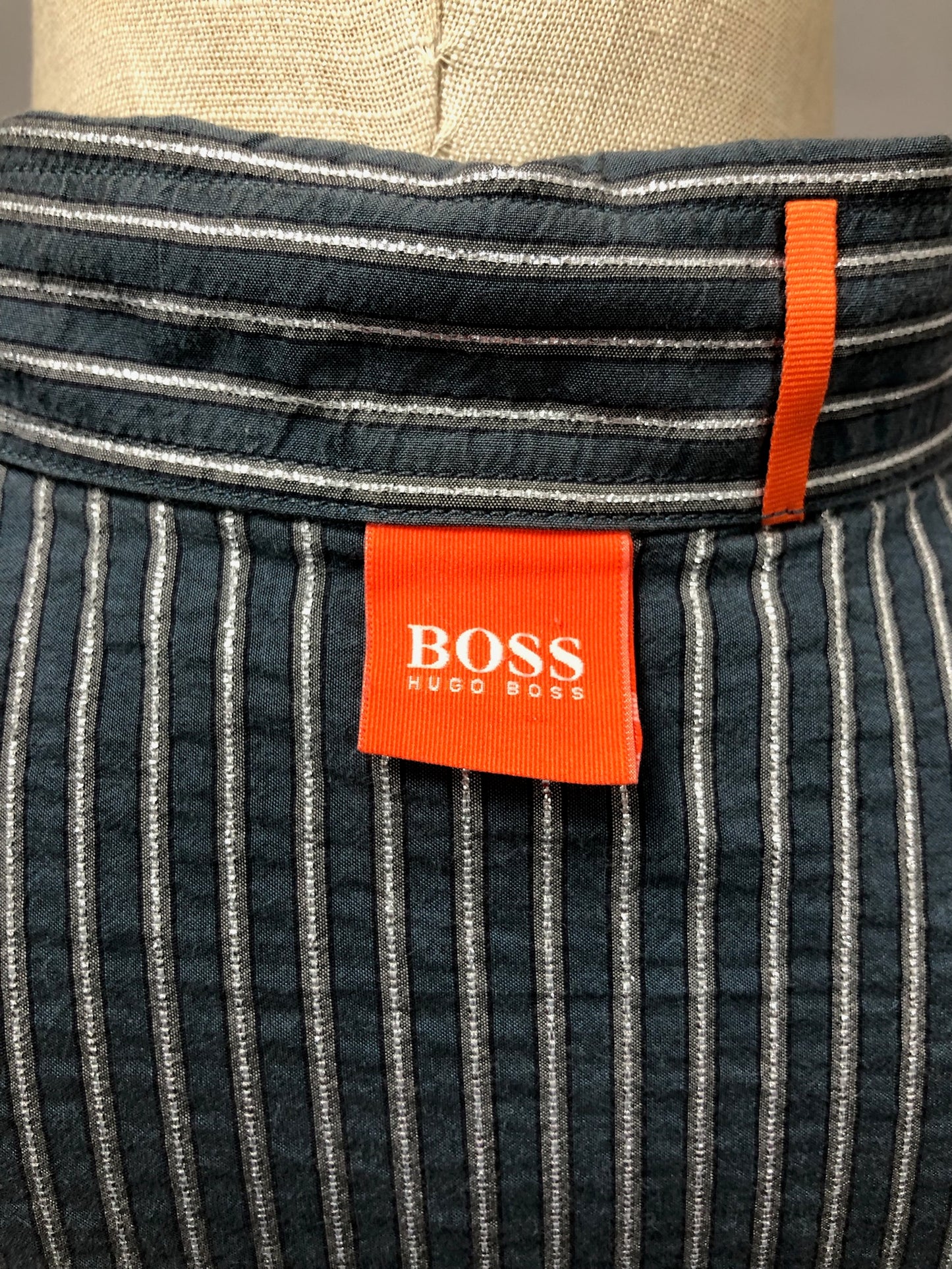 Camisa de botones Hugo Boss 🇩🇪 con patron de rayas en negro y blanco Talla L Entalle Regular