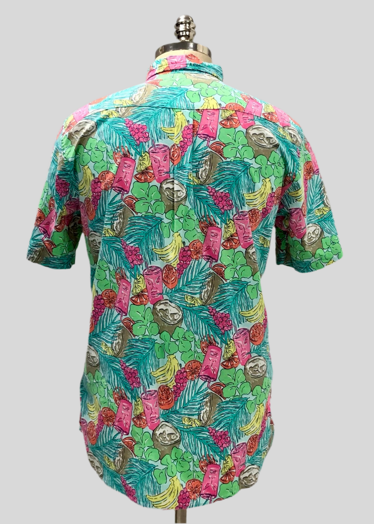 Camisa de botones Vineyard Vines 🐳 color celeste con diseño de frutas en color verde, amarillo y rosado Talla M Entalle Clásico