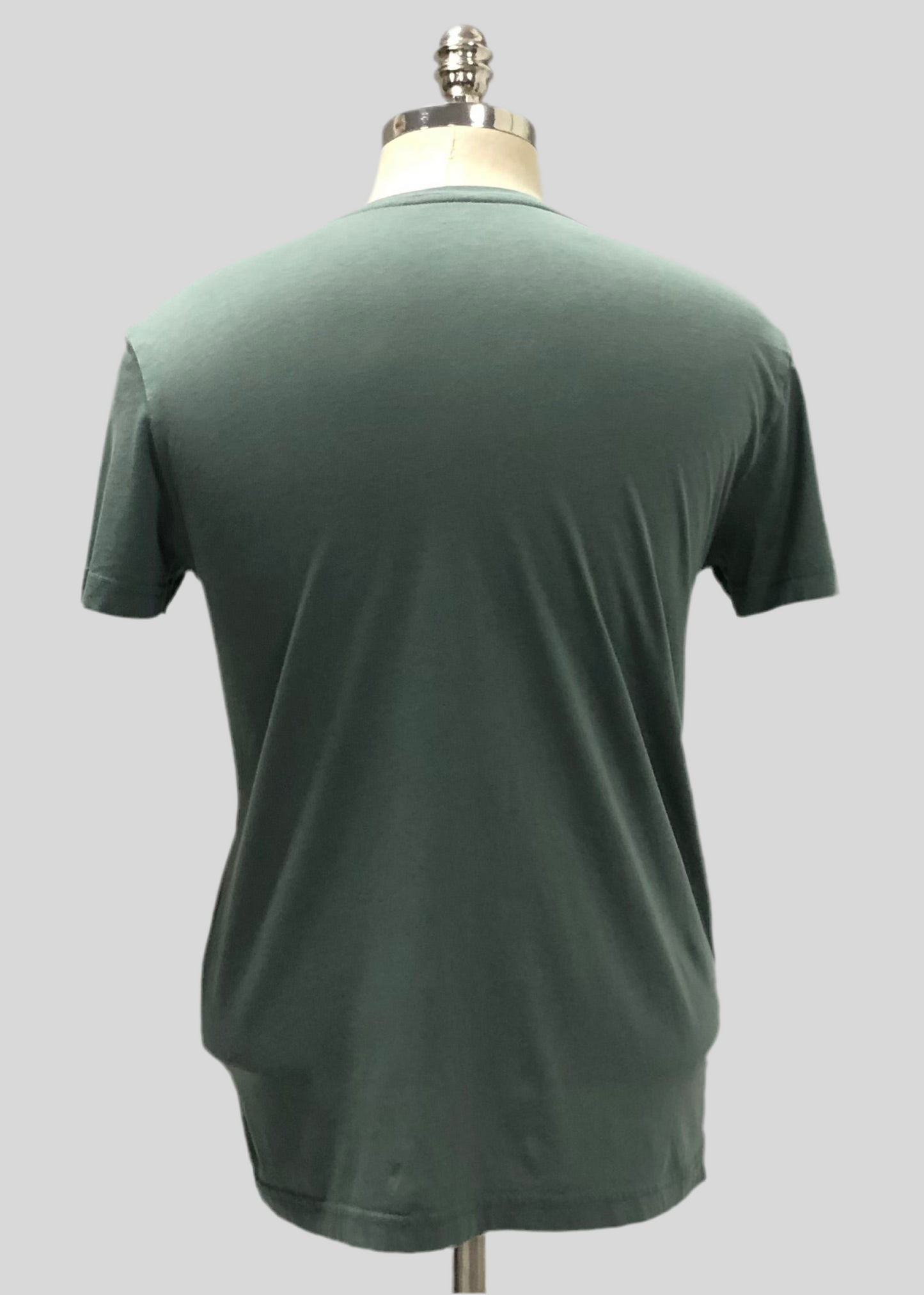 Camiseta cuello V Lacoste 🐊 color Verde Talla Medium Entalle Regular