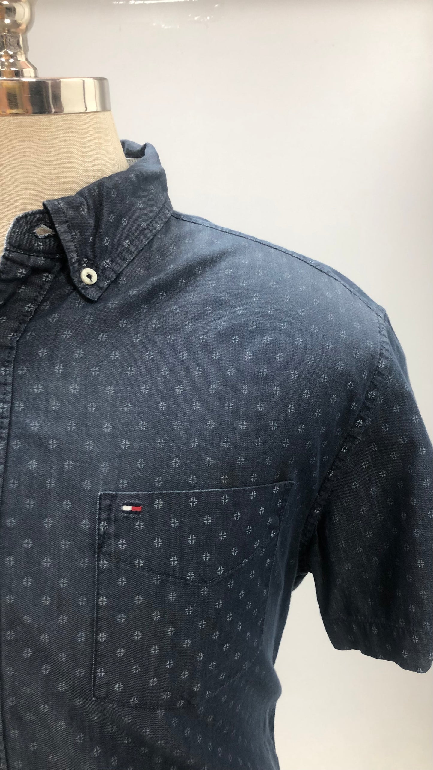 Camisa de botones Tommy Hilfiger 🇺🇸 en color gris oscuro y diseño de estrella Talla L Entalle Custom Fit (ver descripción)