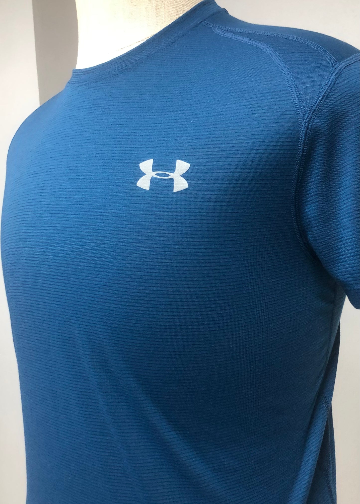 Camiseta de entrenamiento cuello redondo Under Armour 🏋🏽 color azul oscuro manga corta Talla M