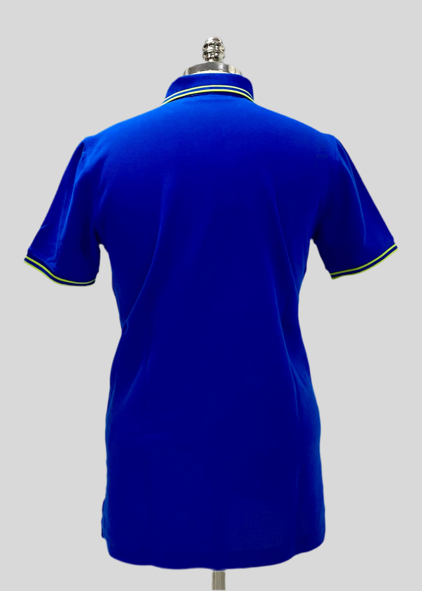 Camiseta Polo Psycho Bunny 🐰 Pique en color azul con diseño de cuello en verde intenso Talla S Entalle Regular