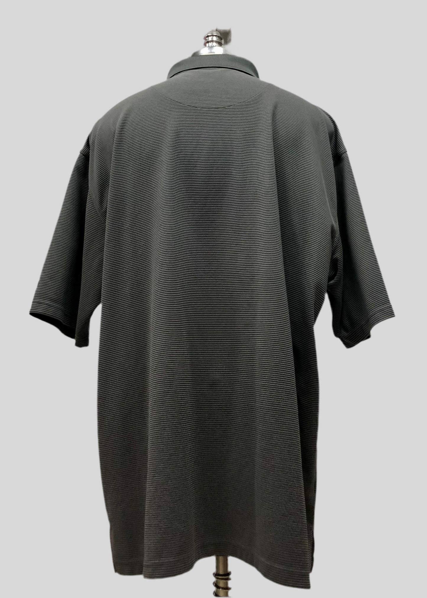 Camiseta Polo Grand Slam 🏌🏽‍♂️ Tela performance de rayas en color gris oscuro Talla 3XL Entalle Regular