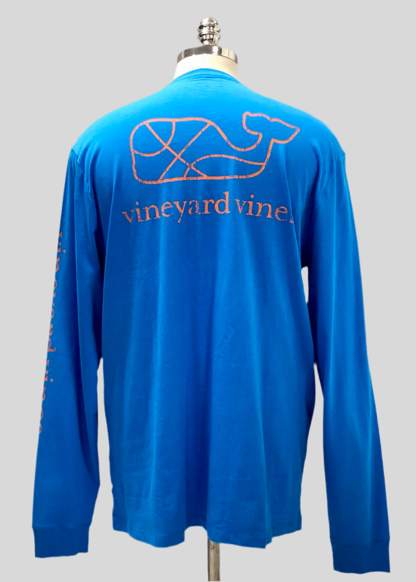 Camiseta cuello redondo Vineyard Vines 🐳 color azul con Diseño de ballena basquetbol en naranja Talla L