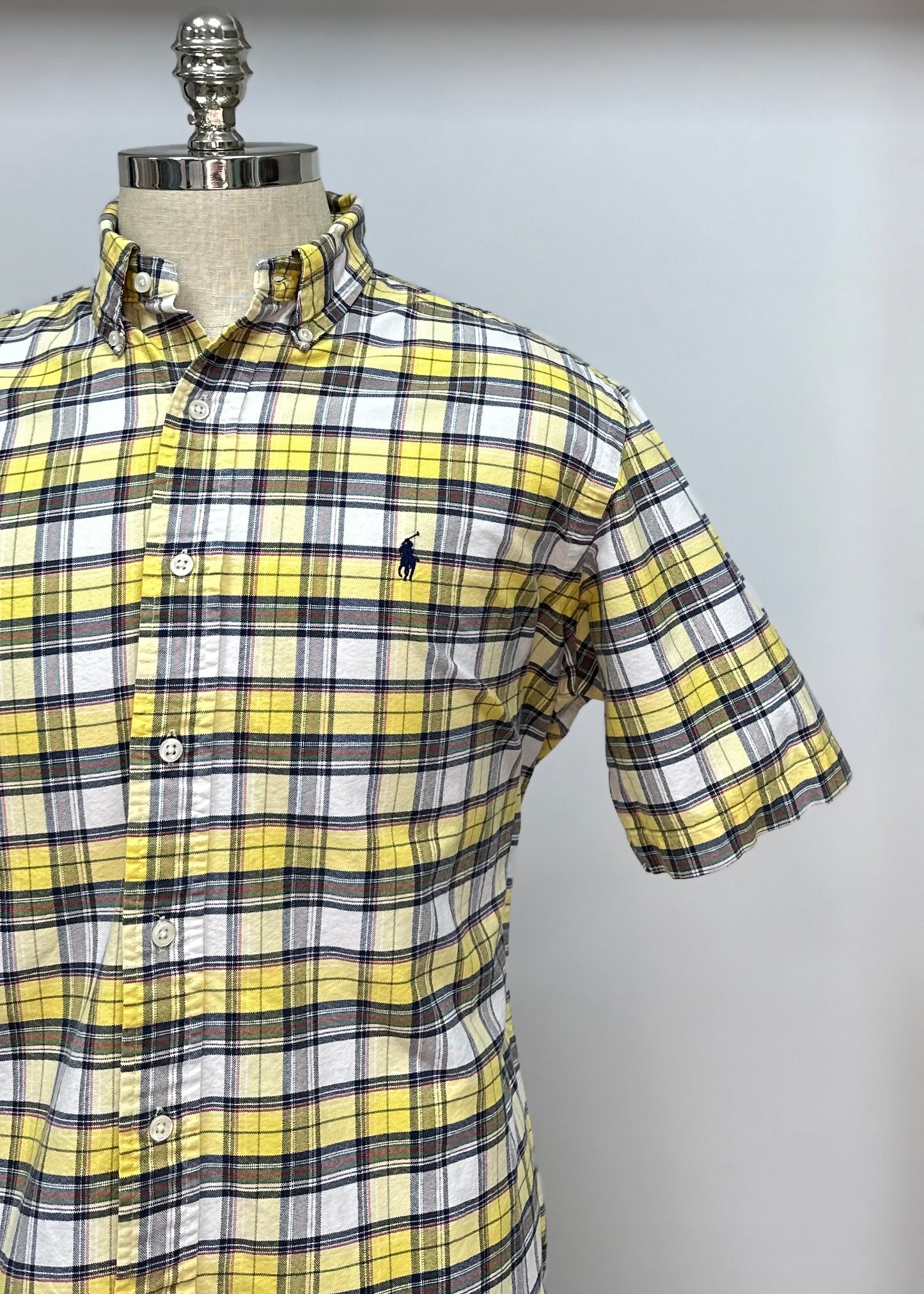 Camisa Polo Ralph Lauren 🏇🏼 con patron de cuadros tartan en color amarillo, verde oscuro y blanco Talla L Entalle Clásico