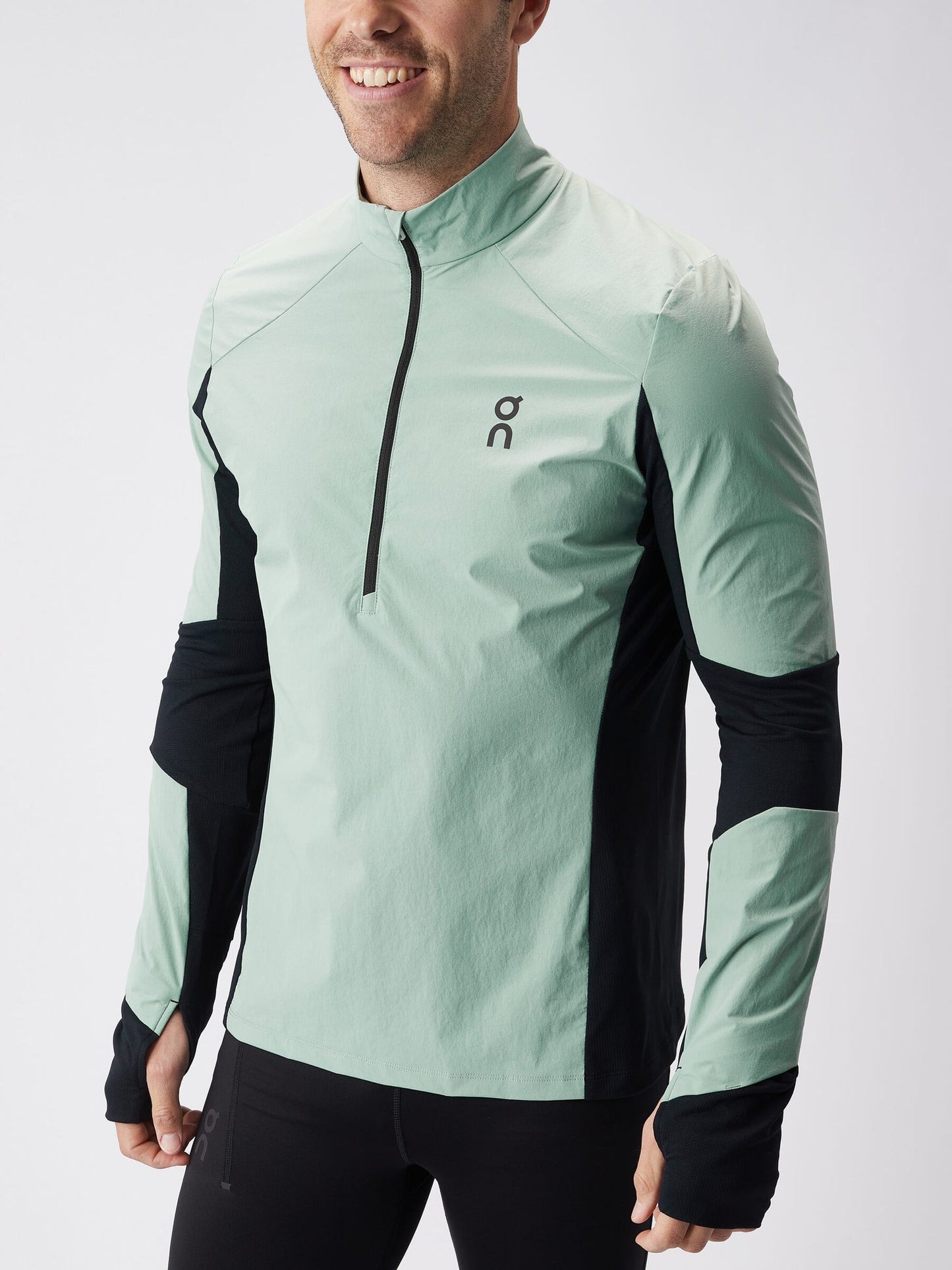 Sueter Jersey On Running 🏃🏻 Impermeable en color verde menta y negro con logo en color gris oscuro Talla L Entalle Regular