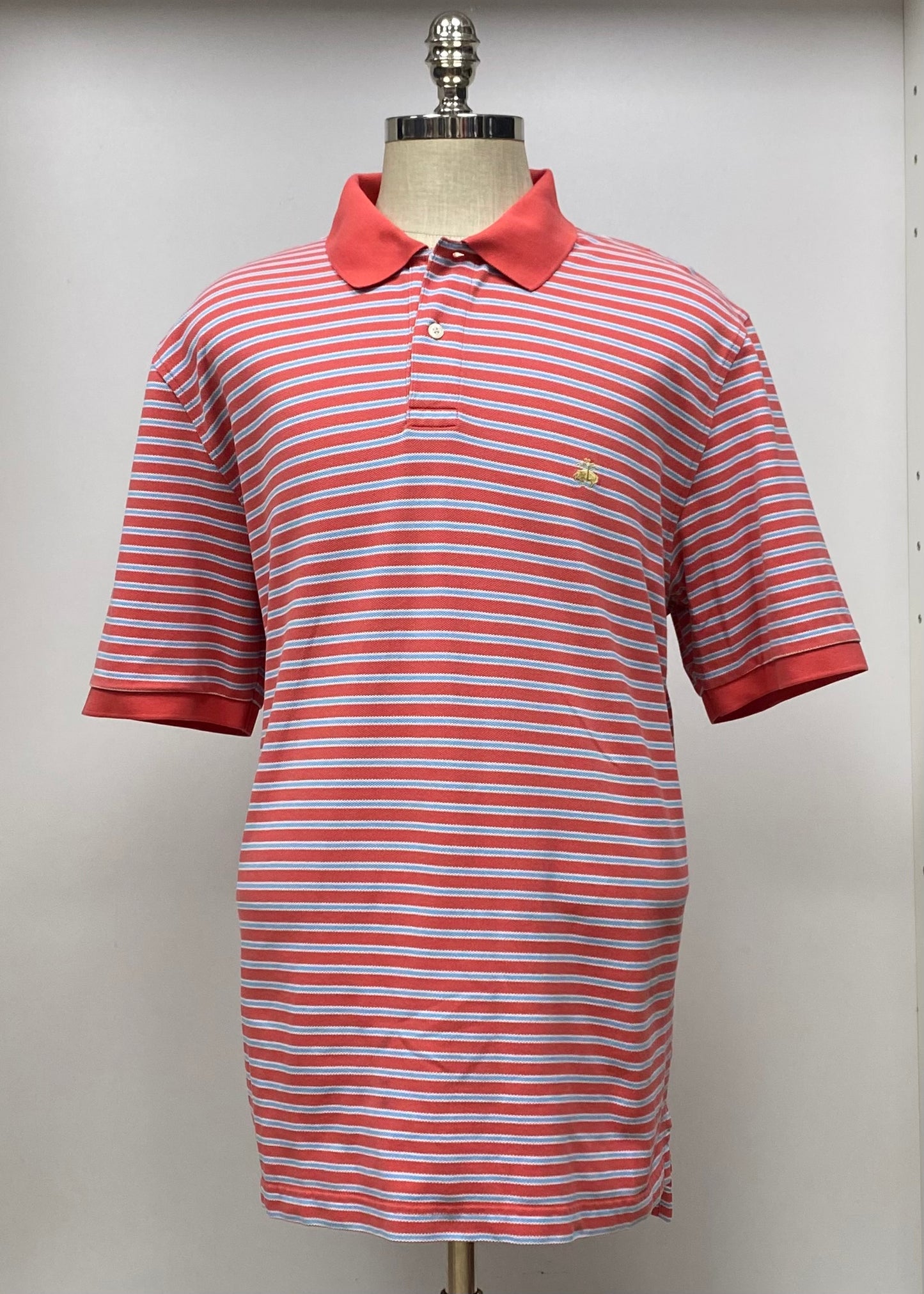 Camiseta Polo Brooks Brothers 🐑 color rosado magenta con patrón de rayas en color celeste y blanco Talla XL Entalle Regular