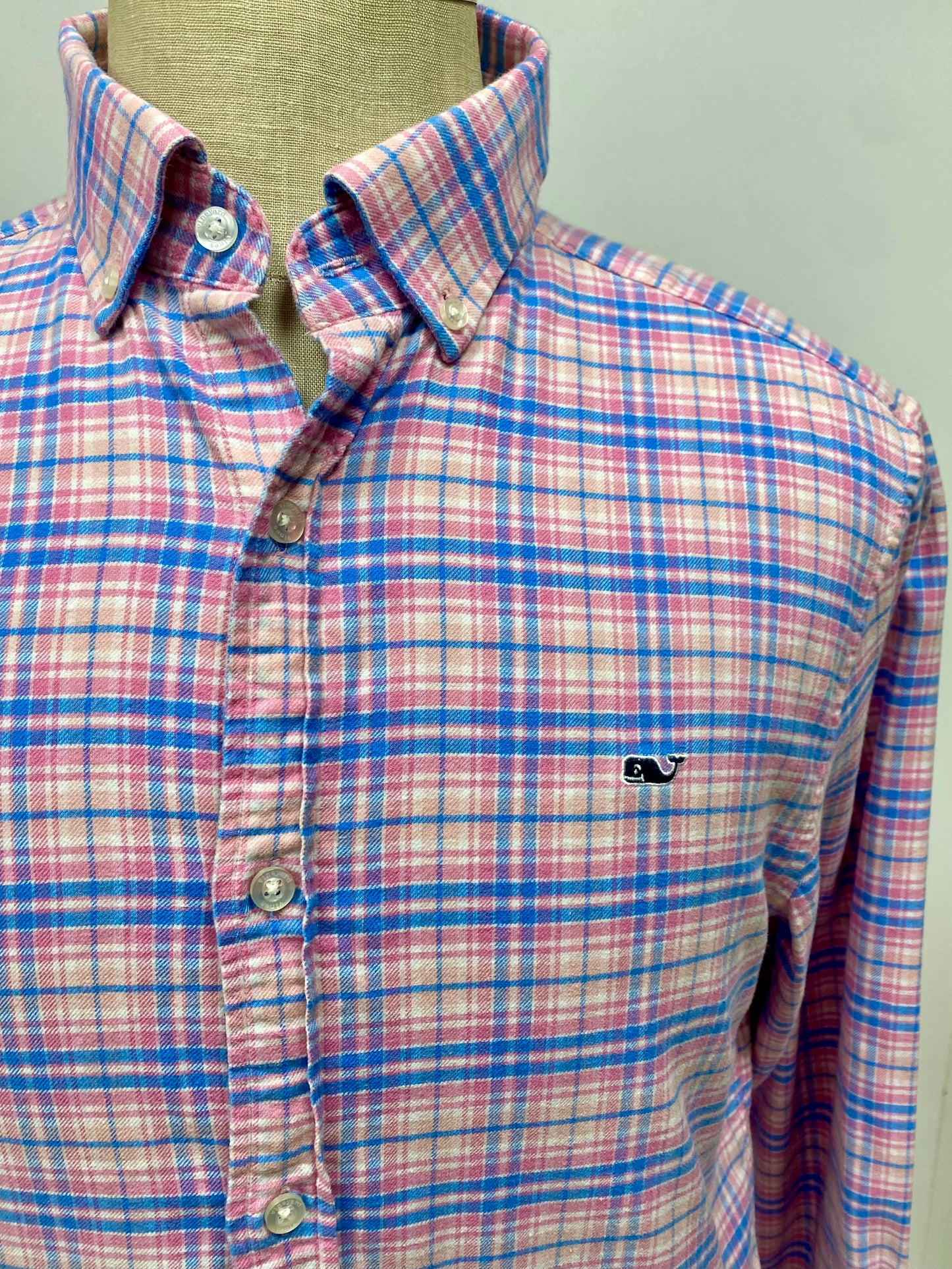 Camisa de botones Vineyard Vines 🐳 con patrón de cuadros en color rosado, azul, salmon y blanco Talla M Entalle Slim Fit
