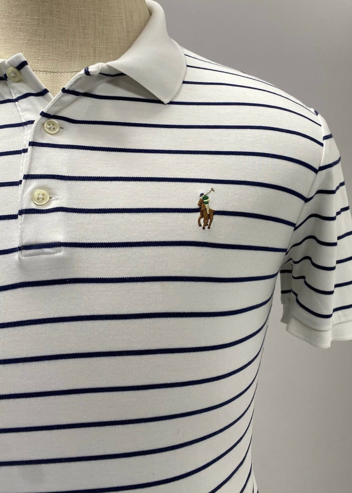 Camiseta Polo Ralph Lauren 🏇🏼 Color blanco con patrón de rayas color Azul navy Talla S Entalle Clásico