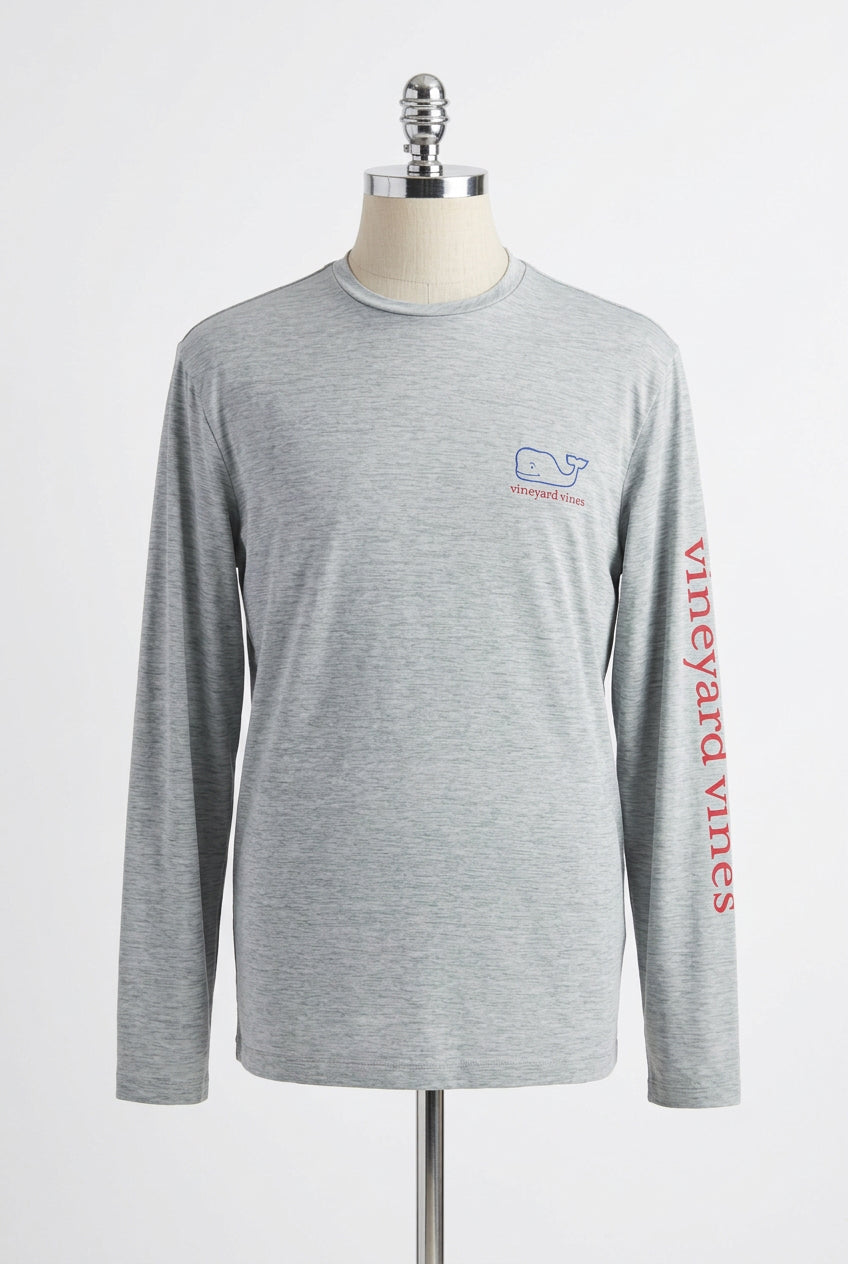 Camiseta cuello redondo Vineyard Vines 🐳 Performance color gris claro con Diseño de ballena Talla L