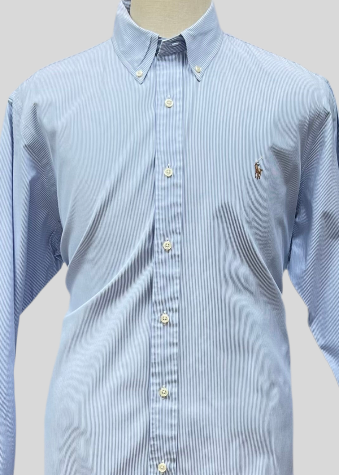Camisa Polo Ralph Lauren 🏇🏼 color blanco con patron de rayas finas en color celeste Talla XL Entalle Regular