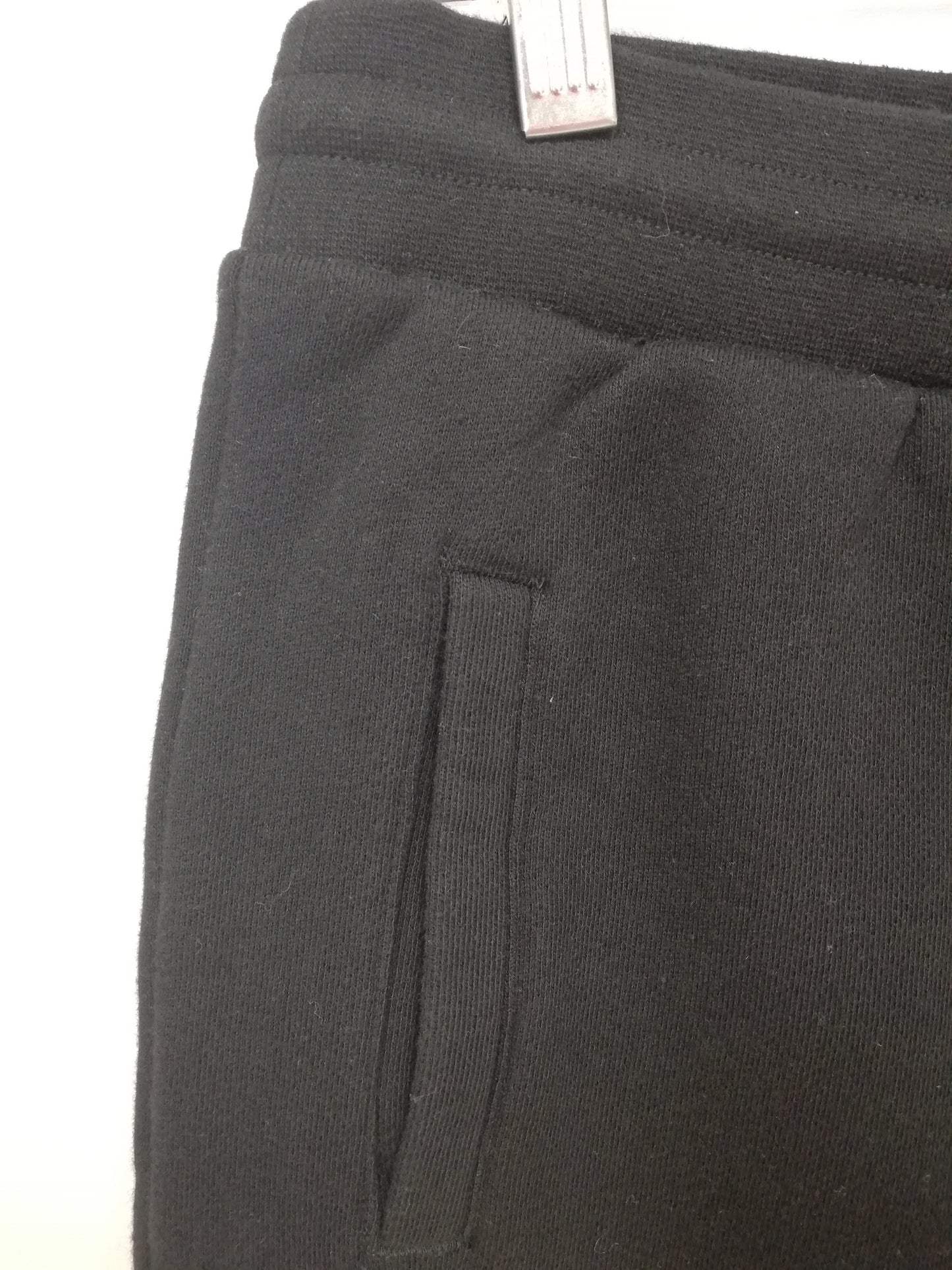 Short Lounge Adidas 🏃🏻‍♂️ color negro con diseño con diseño de grafiti blanco talla S