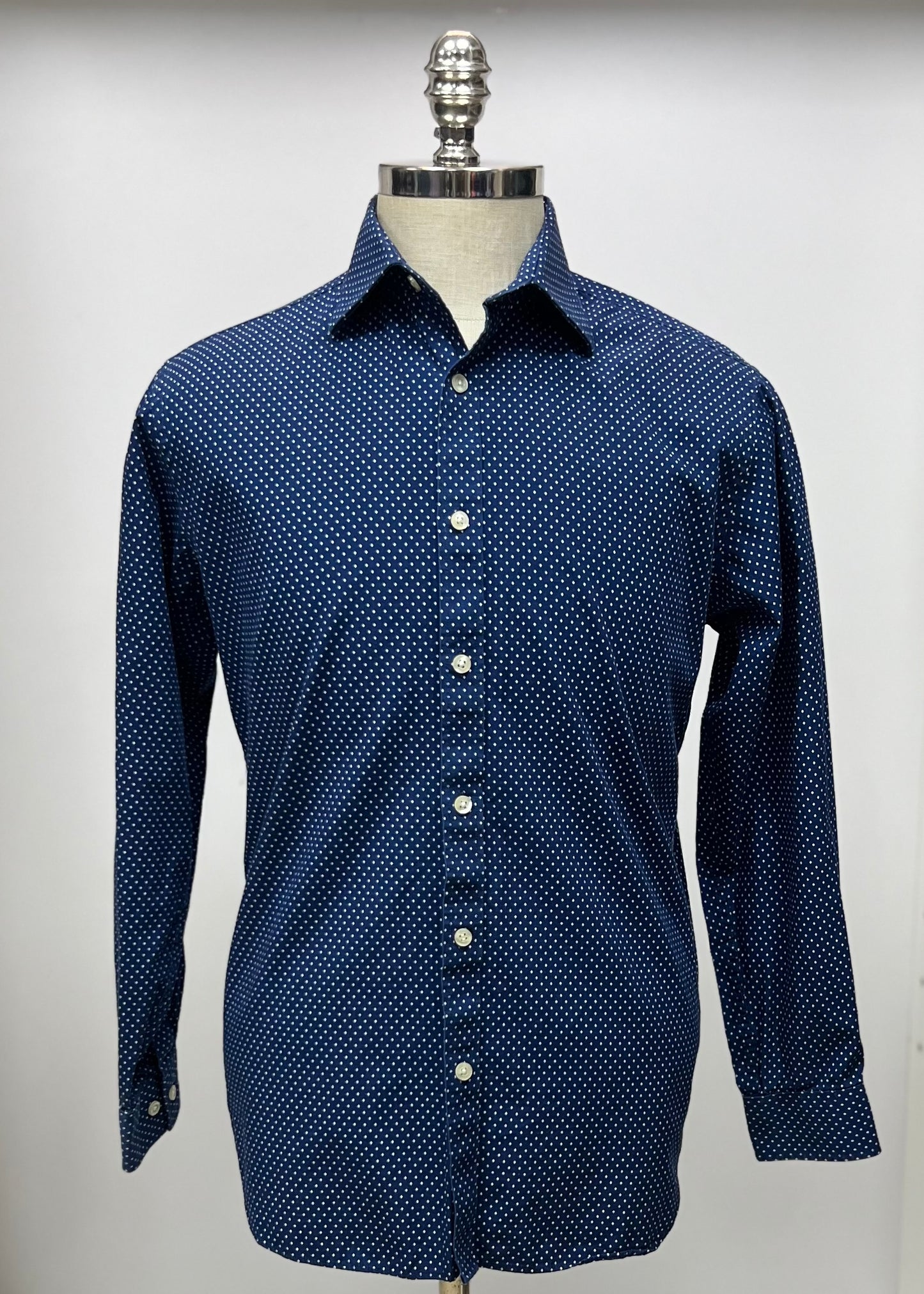 Camisa de botones Michael Kors 🇺🇸 color azul navy con puntos en blanco Talla M Entalle Slim Fit