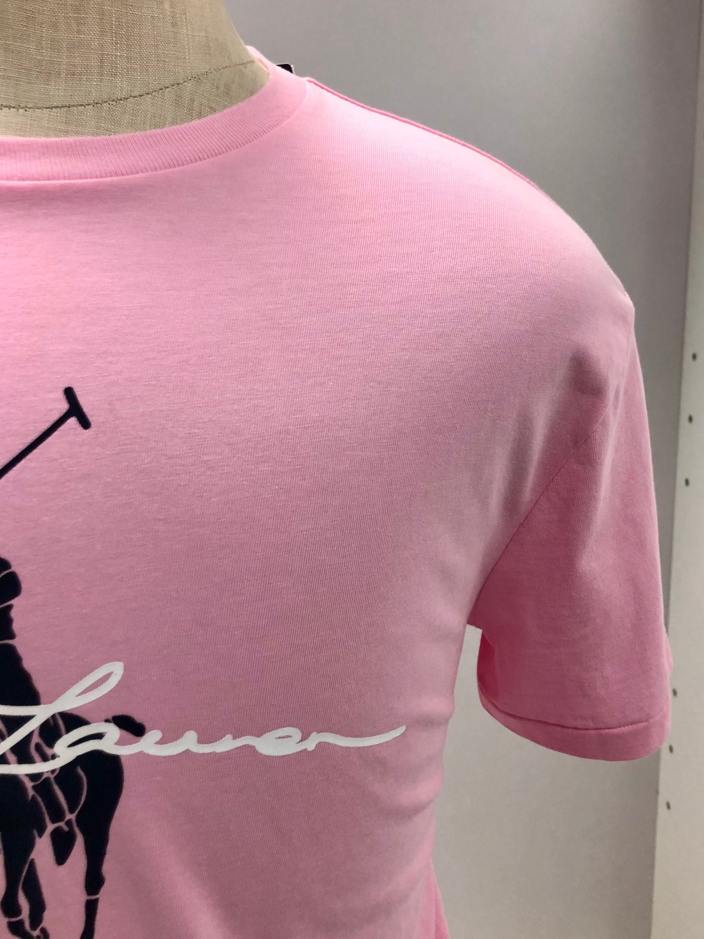 Camiseta cuello redondo Polo Ralph Lauren 🏇🏼 color rosado con diseño de logo en azul navy Talla S Entalle Clásico