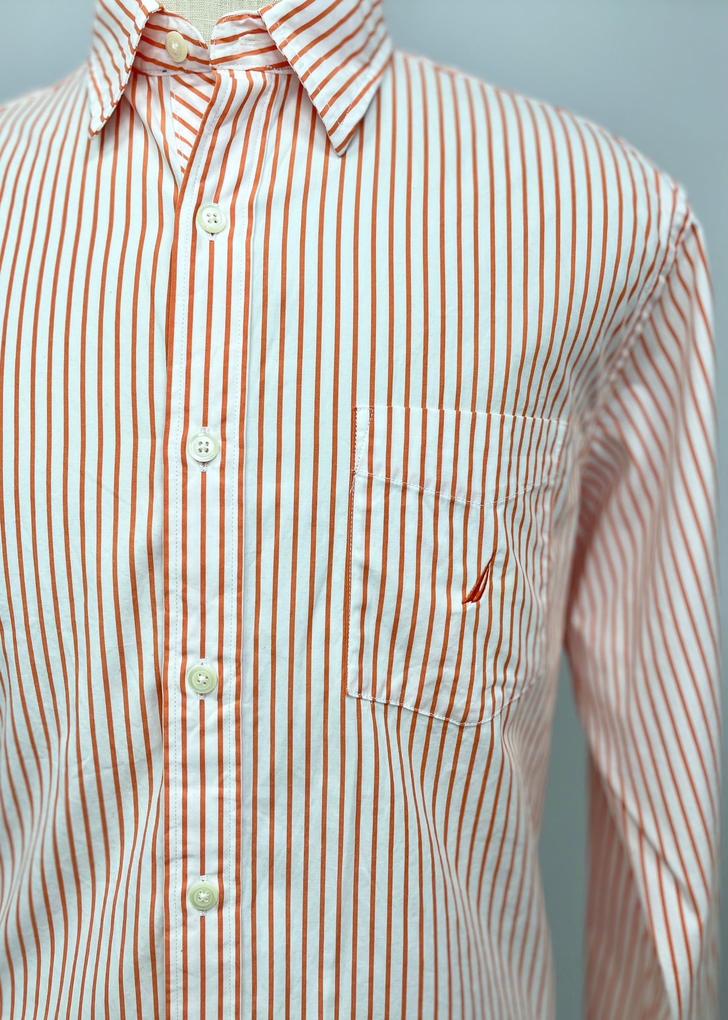 Camisa Nautica ⚓️ con patron de rayas en color naranja y blanco Talla M Entalle Clásico