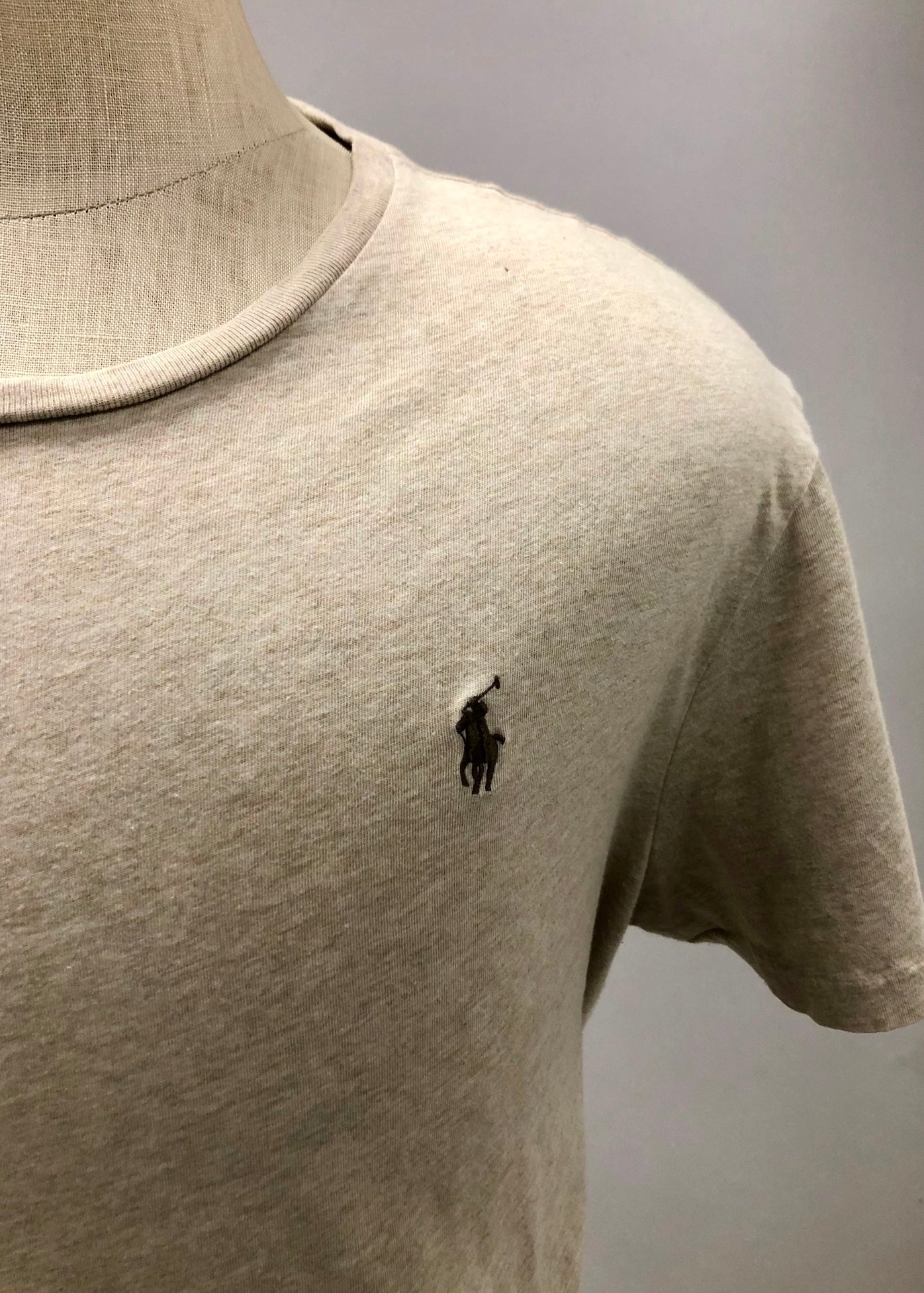 Camiseta cuello redondo Polo Ralph Lauren 🏇🏼 color crema y logo en chocolate Talla XL