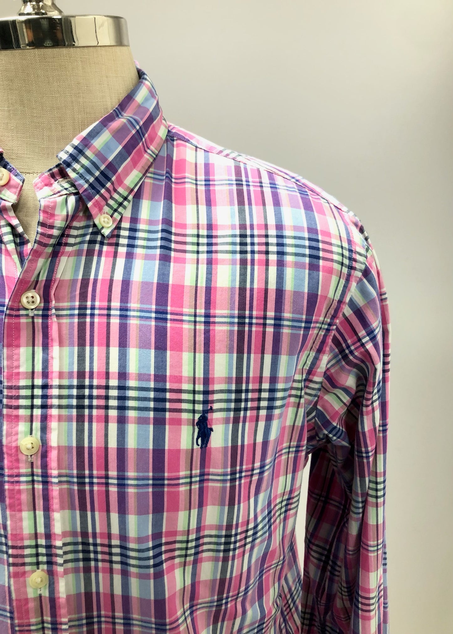 Camisa Polo Ralph Lauren 🏇🏼 Color blanco de cuadros en color rosado, celeste y azul Talla L Entalle Custom Fit