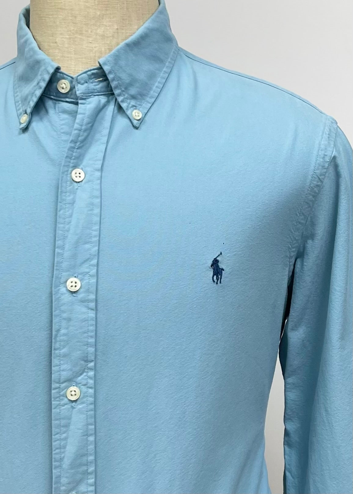 Camisa de botones Polo Ralph Lauren 🏇🏼 Oxford en color celeste oscuro Talla L Entalle regular