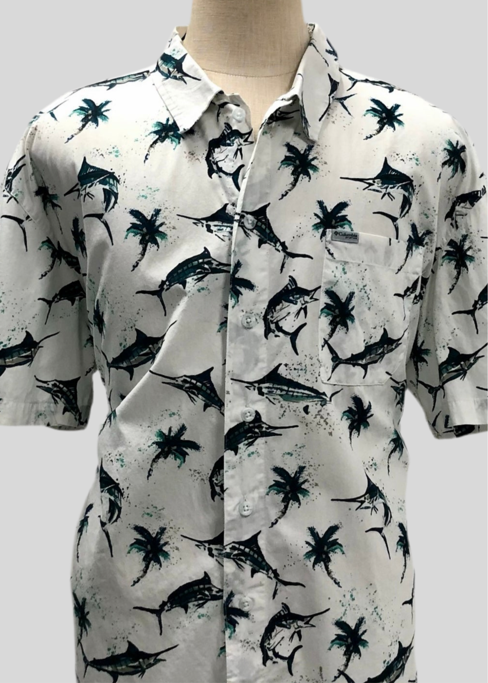 Camisa Columbia 🔹Color blanco con diseño de pez espada en azul y verde Talla XXL