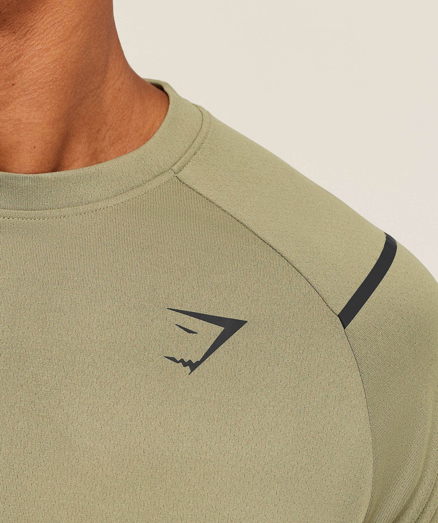 Camiseta de entrenamiento cuello redondo Gymshark 🏋🏽 color verde oliva con líneas y logo en negro Talla L