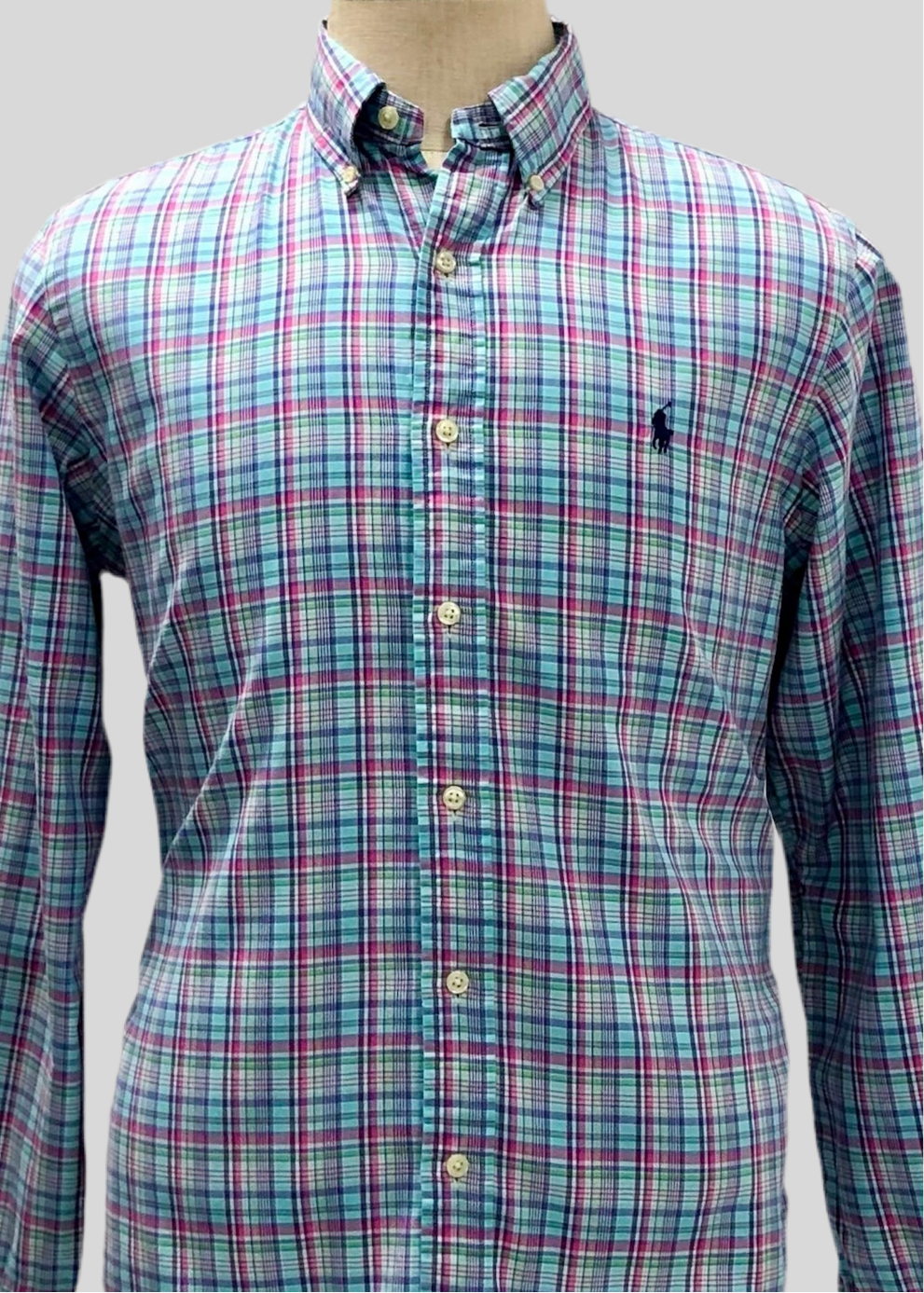 Camisa Polo Ralph Lauren 🏇🏼 con patrón de cuadros tartán celeste, azul navy y rosado Talla M Entalle Regular