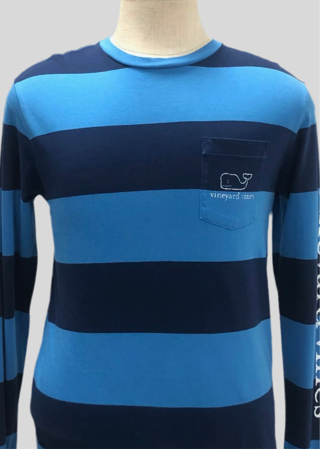 Camiseta de bolsillo Vineyard Vines 🐳 con  franjas en celeste y azul nav con Diseño de ballena en blanco Talla S