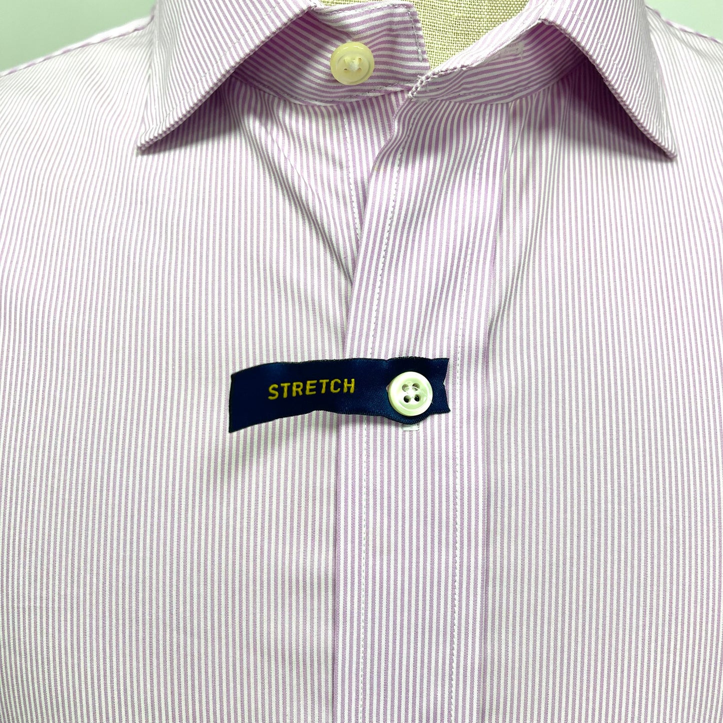 Camisa Polo Ralph Lauren 🏇🏼 color blanco con patron de rayas finas en color rosado Talla L Entalle Clásico