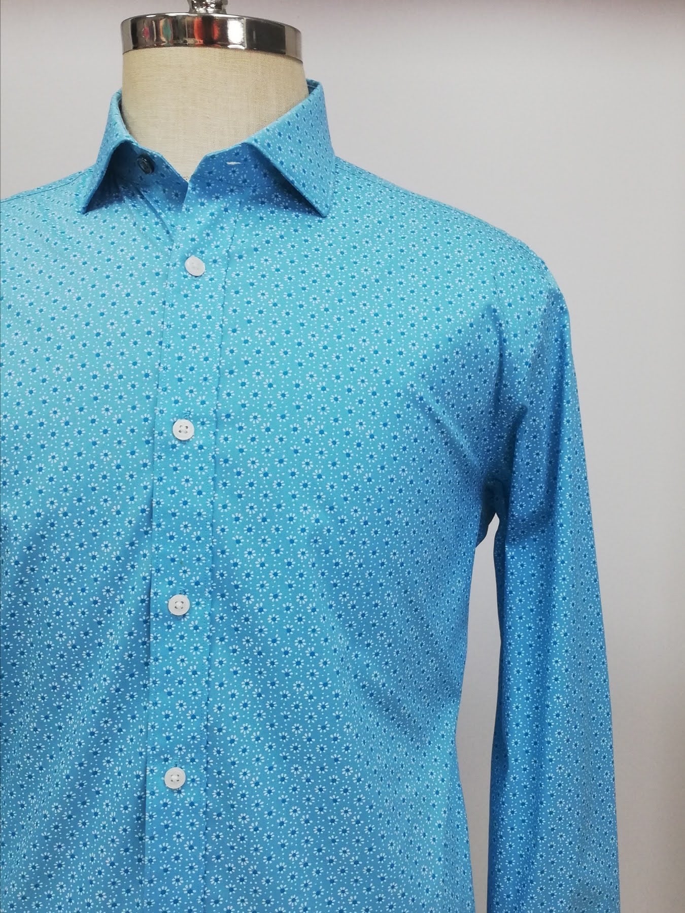 Camisa de botones Psycho Bunny 🐰 en color celeste y patron de flores en blanco Talla M Entalle Slim Fit