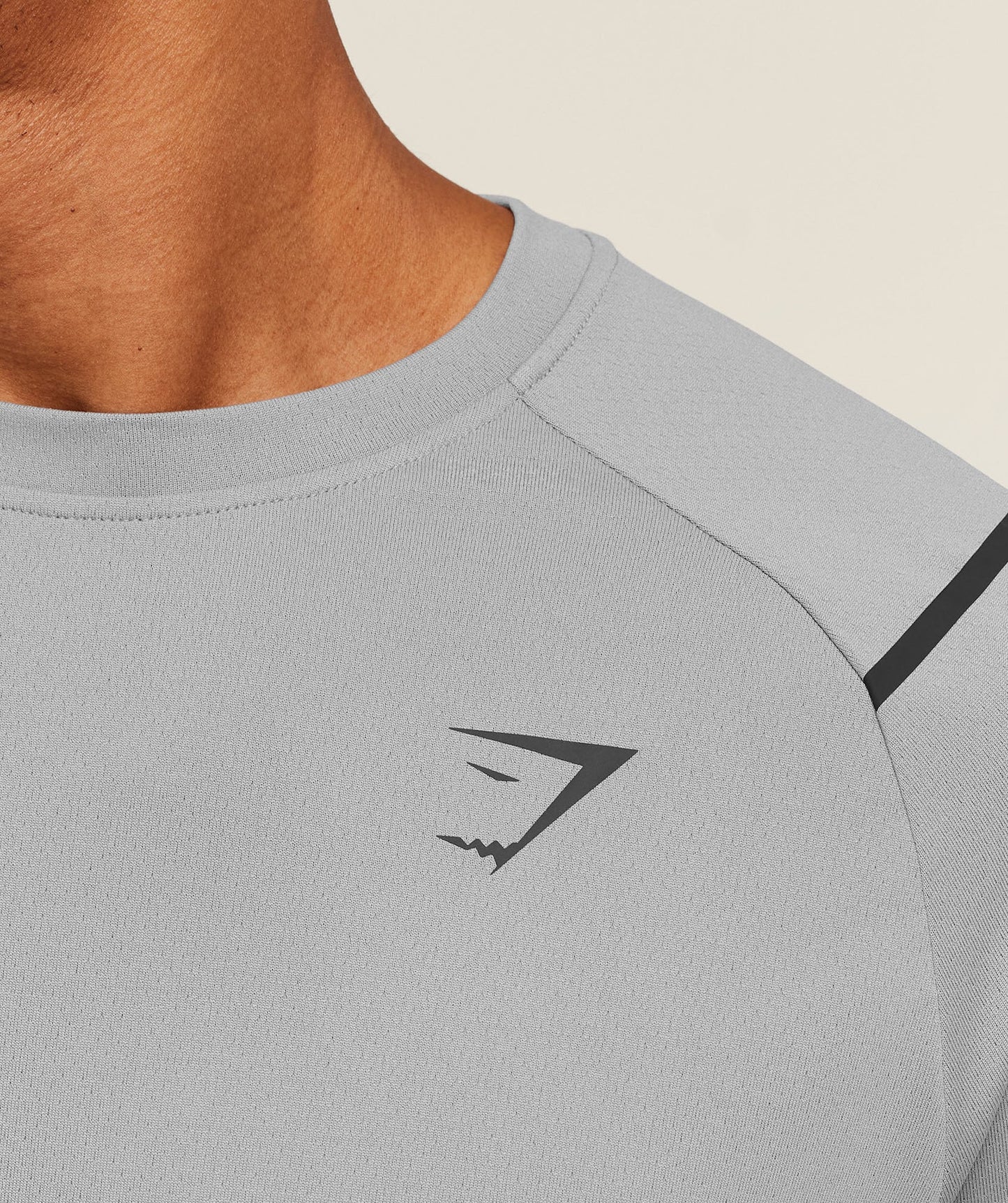 Camiseta de entrenamiento cuello redondo Gymshark 🏋🏽 color gris con líneas y logo en negro Talla L