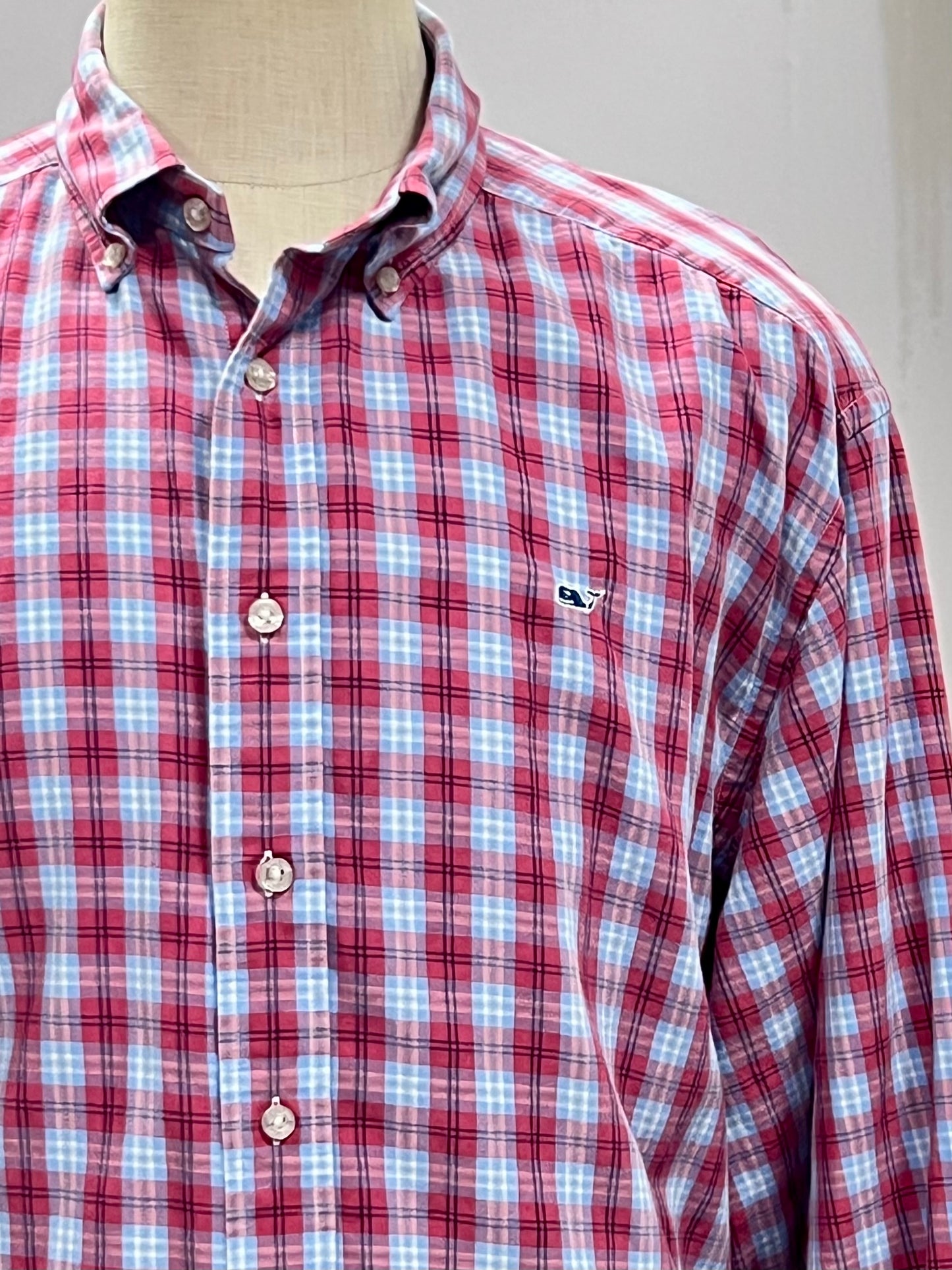 Camisa de botones Vineyard Vines 🐳 con cuadros en color rojo, celeste y blanco Talla XL Entalle Clasico