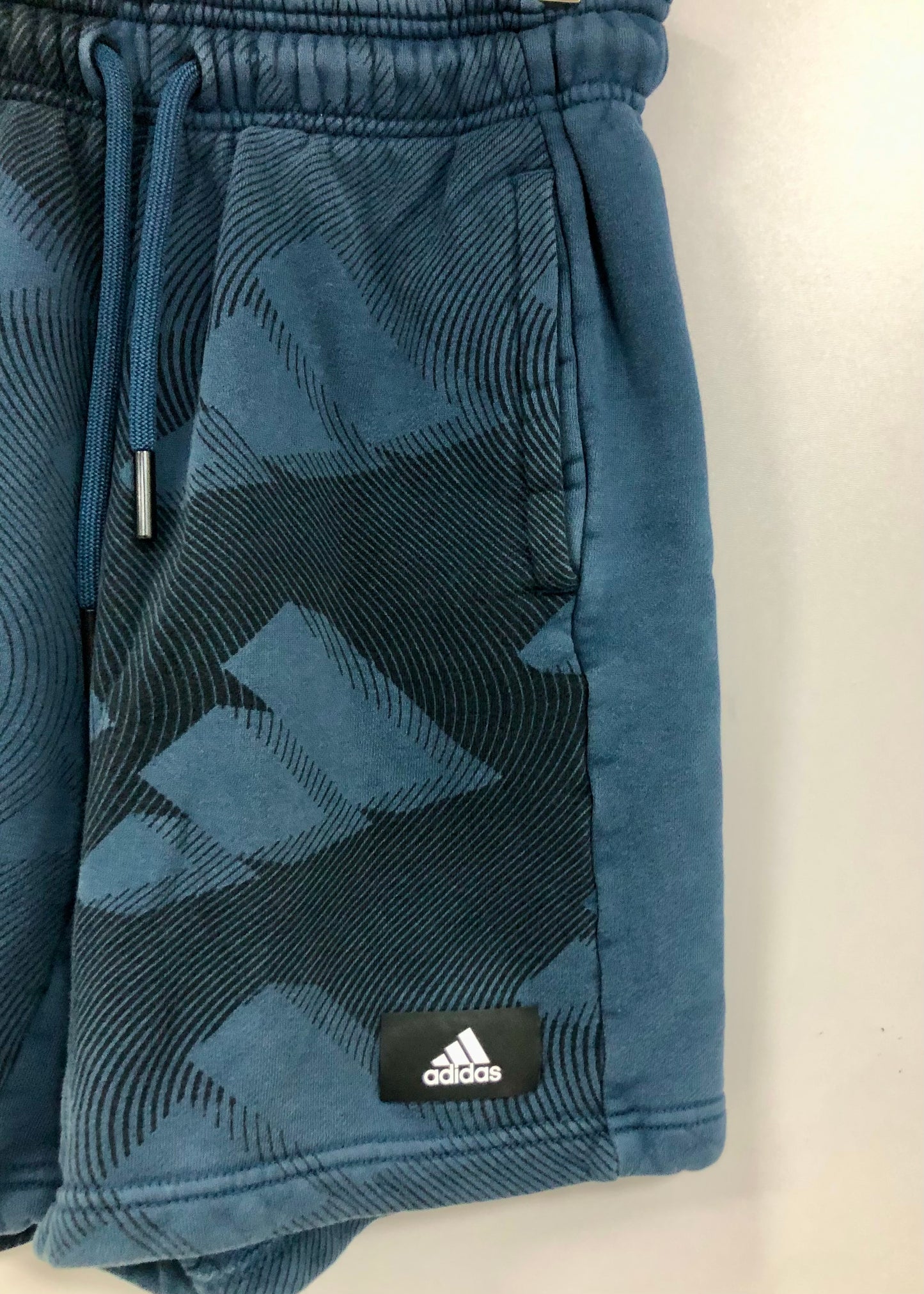 Short Lounge Adidas 🏃🏻‍♂️ color verde esmeralda con diseño con diseño de grafiti en negro talla S