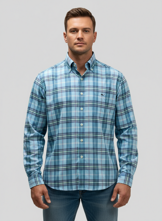 Camisa de botones Vineyard Vines 🐳 Performance Color celeste de cuadros en color azul Navy, verde y blanco Talla M Entalle Clásico