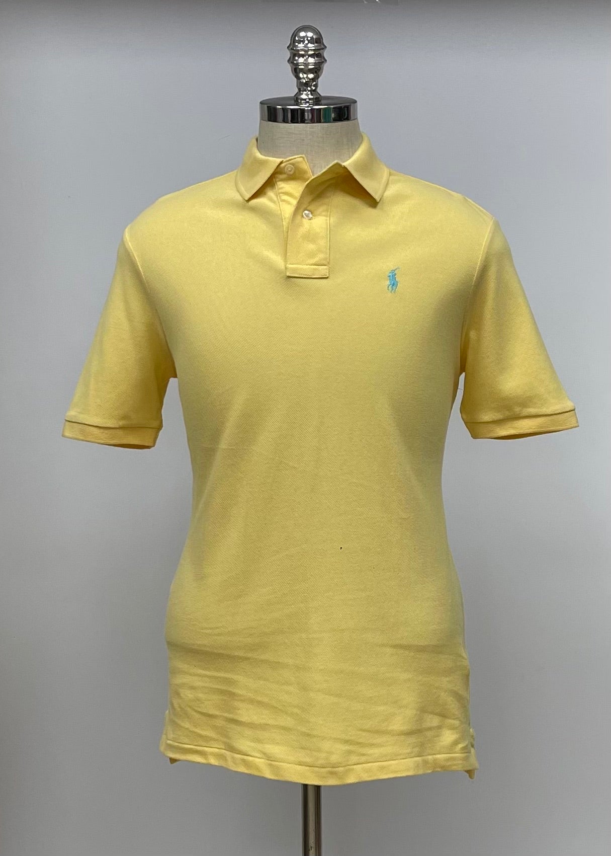 Camiseta Polo Ralph Lauren 🏇🏼 color amarillo claro y logo celeste Talla S Entalle Clásico