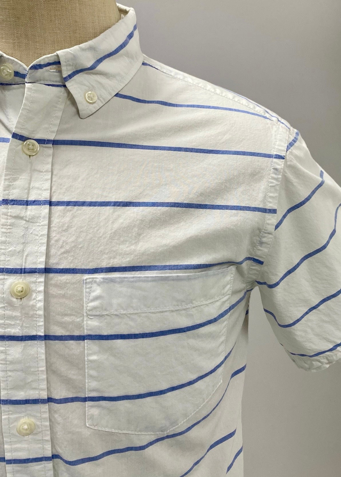 Camisa de botones Old Navy color blanco con rayas en color azul Talla S Entalle Slim Fit