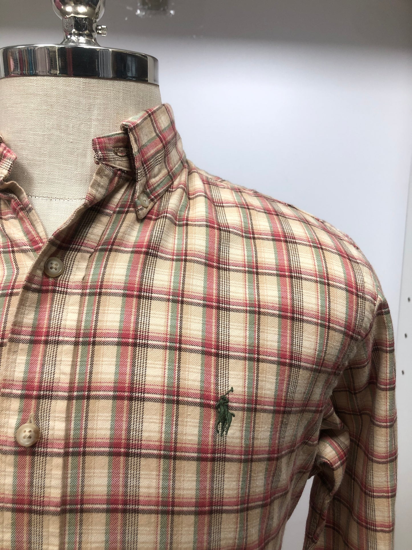 Camisa Polo Ralph Lauren 🏇🏼 Color Kaki con patron de cuadros tartan en color rojo y verde Talla M Entalle Clásico